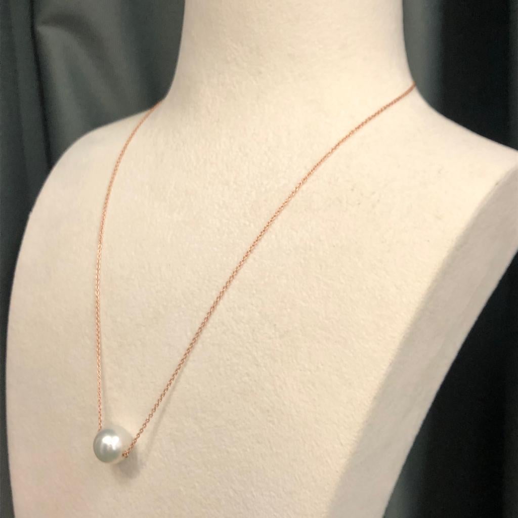 Necklace in 18k rose gold, set with 12 x 12.5mm size southsea pearl. Length of the necklace: 18 inches.