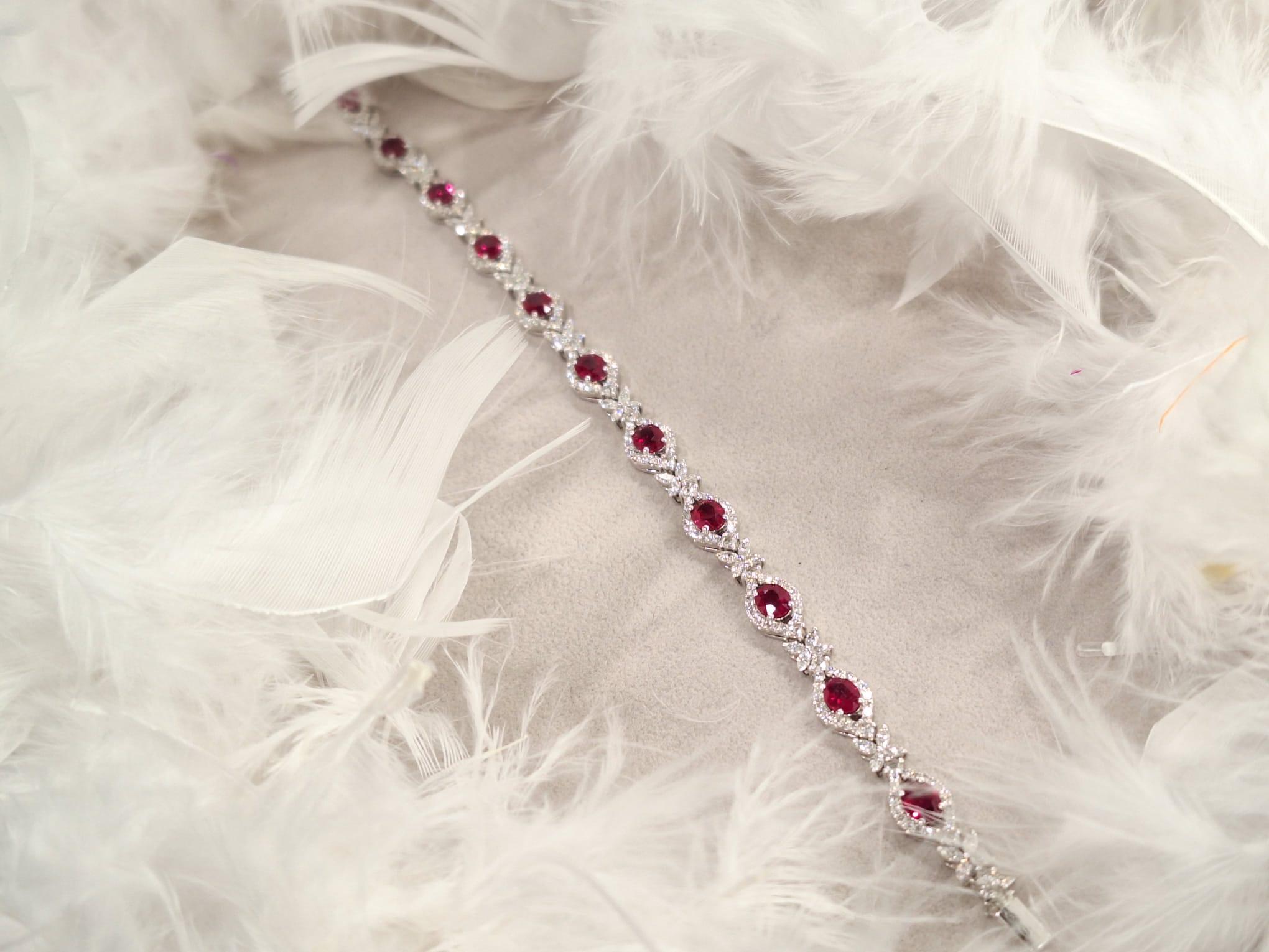 GILIN 18K White Gold Diamond Bracelet with Ruby In New Condition For Sale In Central, HK