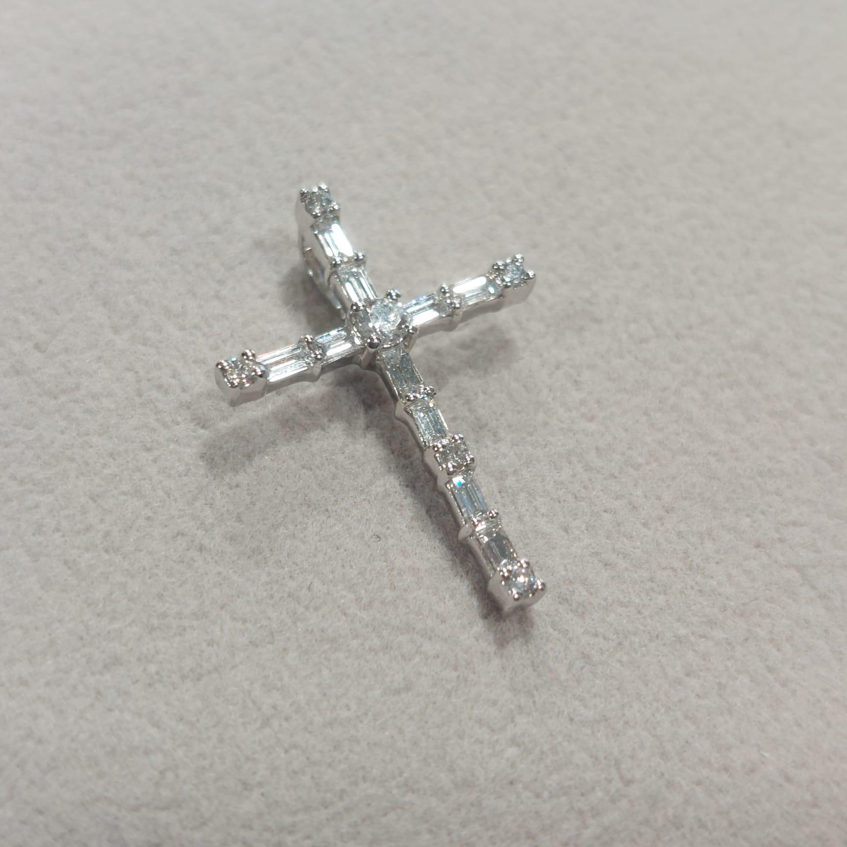 Vergoldeter Kreuzanhänger aus 18 Karat Weißgold mit Diamanten im Angebot 4