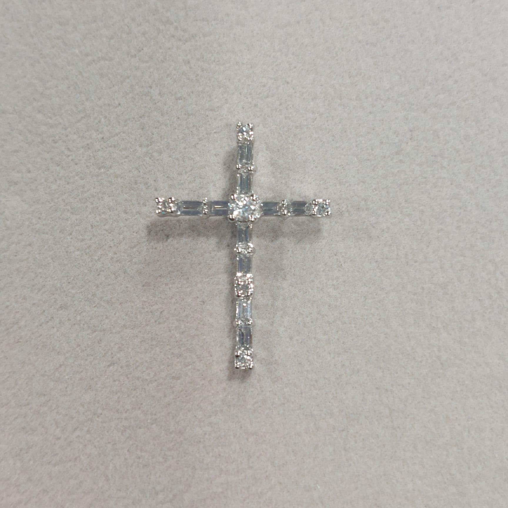 Vergoldeter Kreuzanhänger aus 18 Karat Weißgold mit Diamanten im Angebot 5