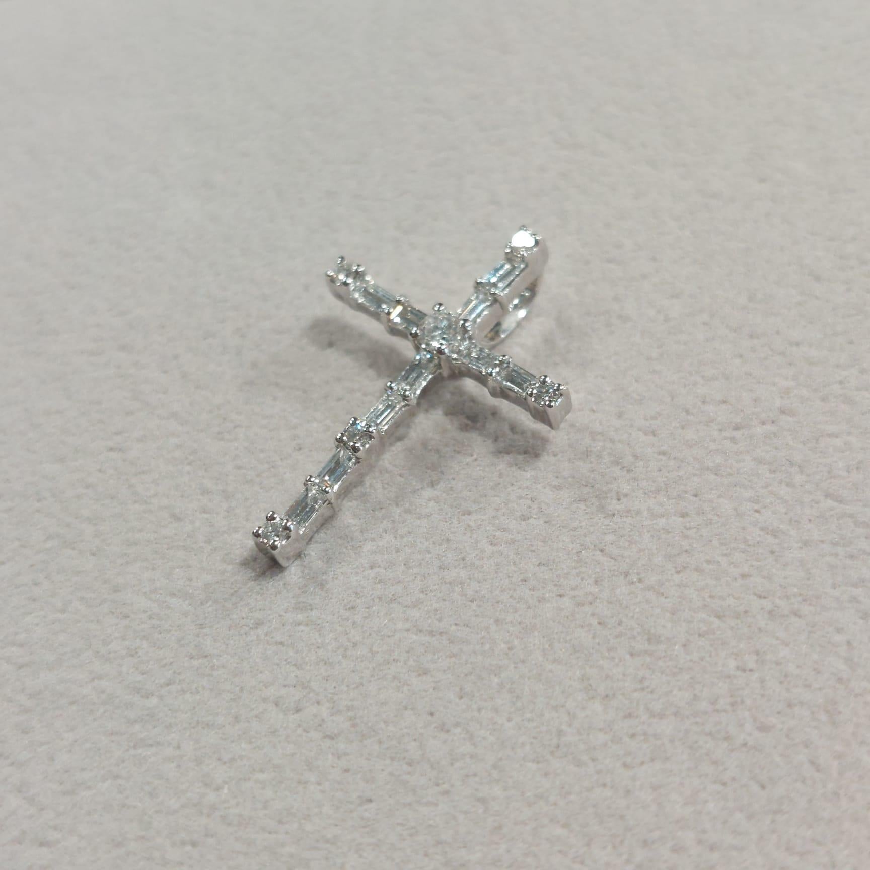 Vergoldeter Kreuzanhänger aus 18 Karat Weißgold mit Diamanten im Angebot 6