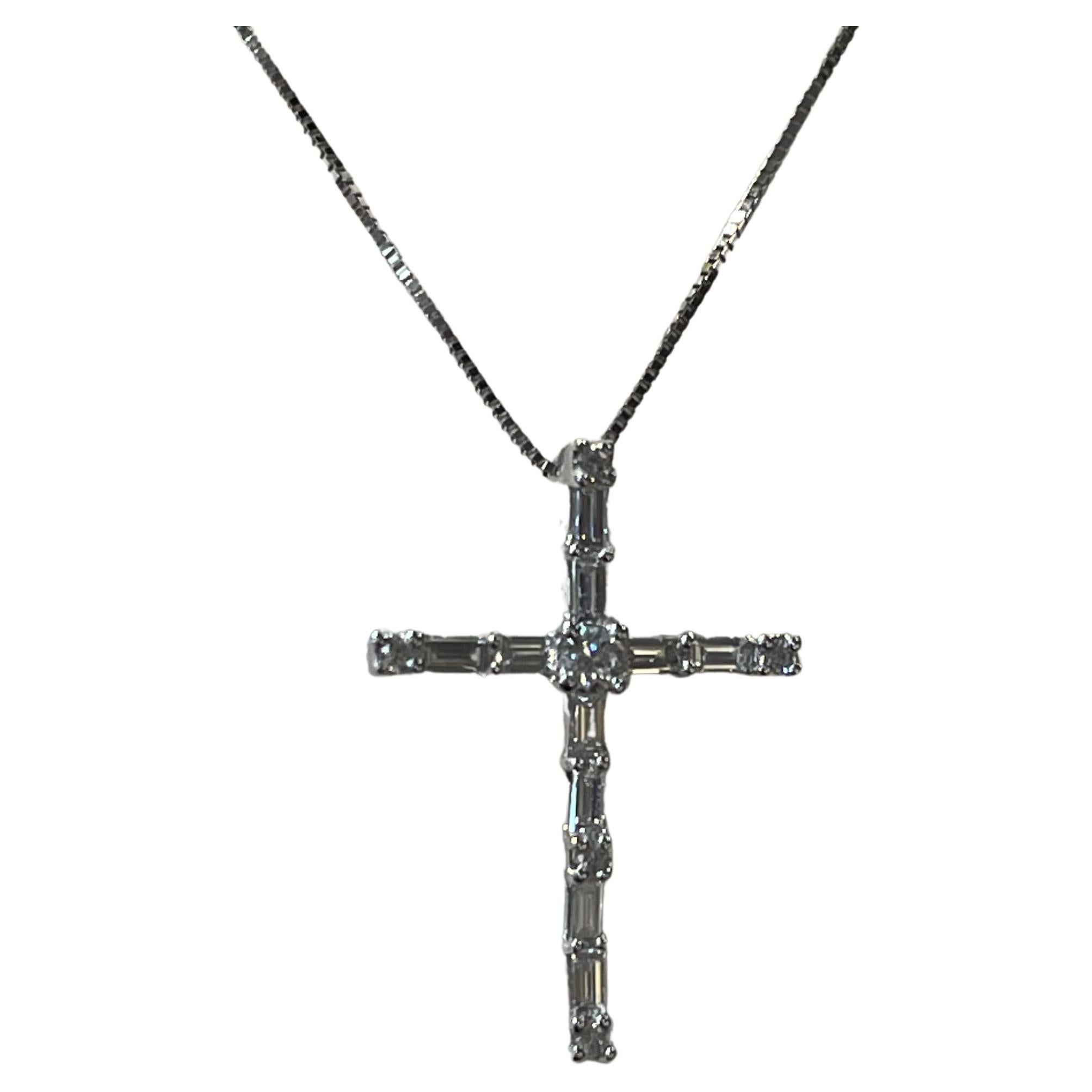 Ihr Glaube ist schön und dieses Symbol ist es auch. Dieses Collier mit Kreuzanhänger aus Diamanten im Baguetteschliff und rundem Brillantschliff ist eine kleine Inspiration für jeden Anlass. Dieser Anhänger ist mit 16 Diamanten mit einem Gewicht von
