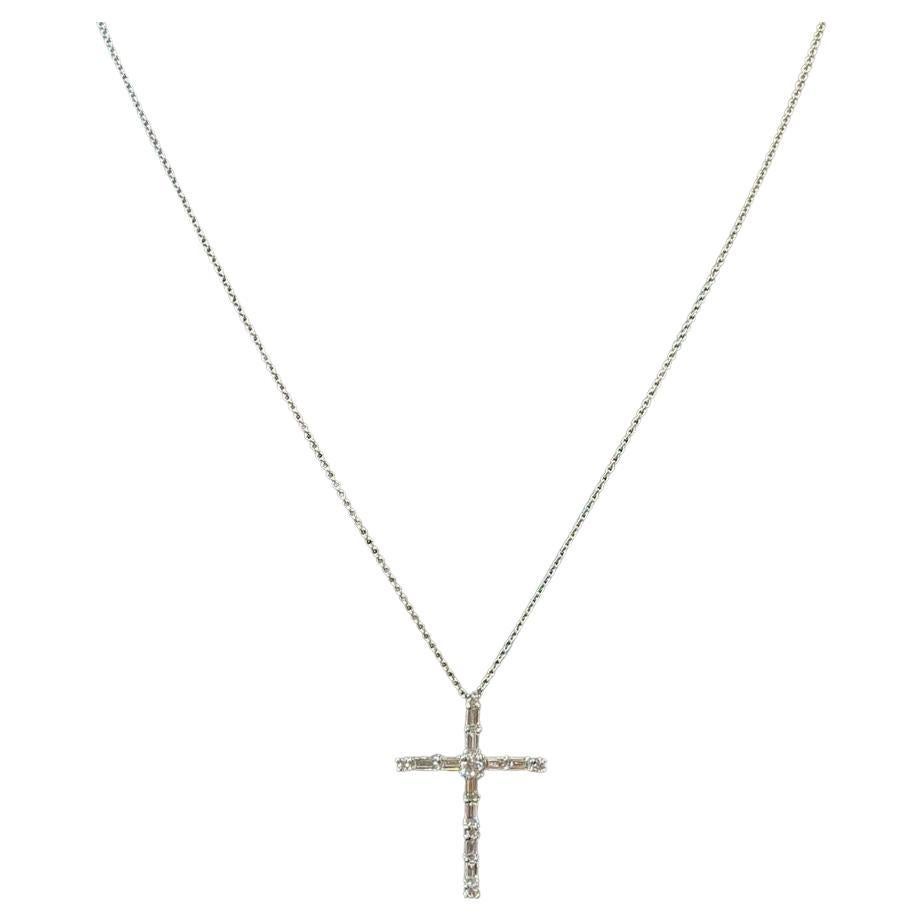 Vergoldeter Kreuzanhänger aus 18 Karat Weißgold mit Diamanten (Moderne) im Angebot