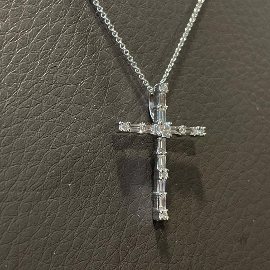 Vergoldeter Kreuzanhänger aus 18 Karat Weißgold mit Diamanten im Zustand „Neu“ im Angebot in Central, HK
