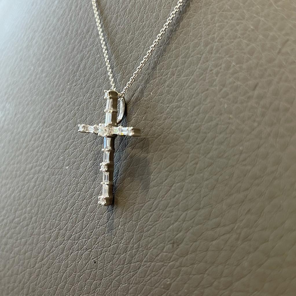 Vergoldeter Kreuzanhänger aus 18 Karat Weißgold mit Diamanten für Damen oder Herren im Angebot