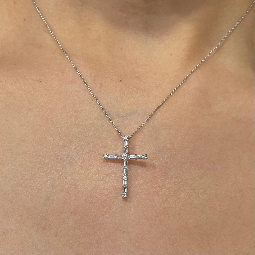 Vergoldeter Kreuzanhänger aus 18 Karat Weißgold mit Diamanten im Angebot 3