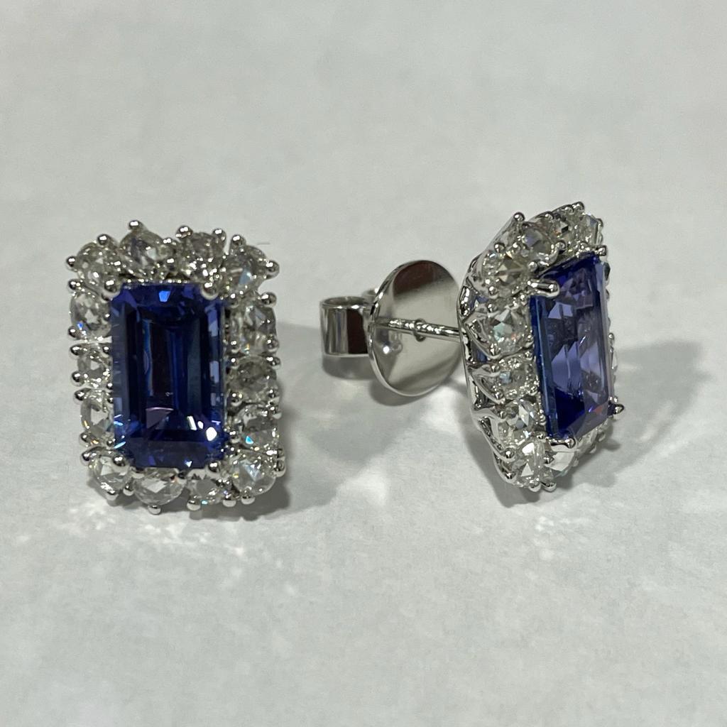 Tanzanite is a very rare gem known for its enigmatic and magical beauty, believed to possess transmutational abilities that can assist in transforming one's spirit.

The earring setting with center tanzanite total weight 4.20 carat, the diamond