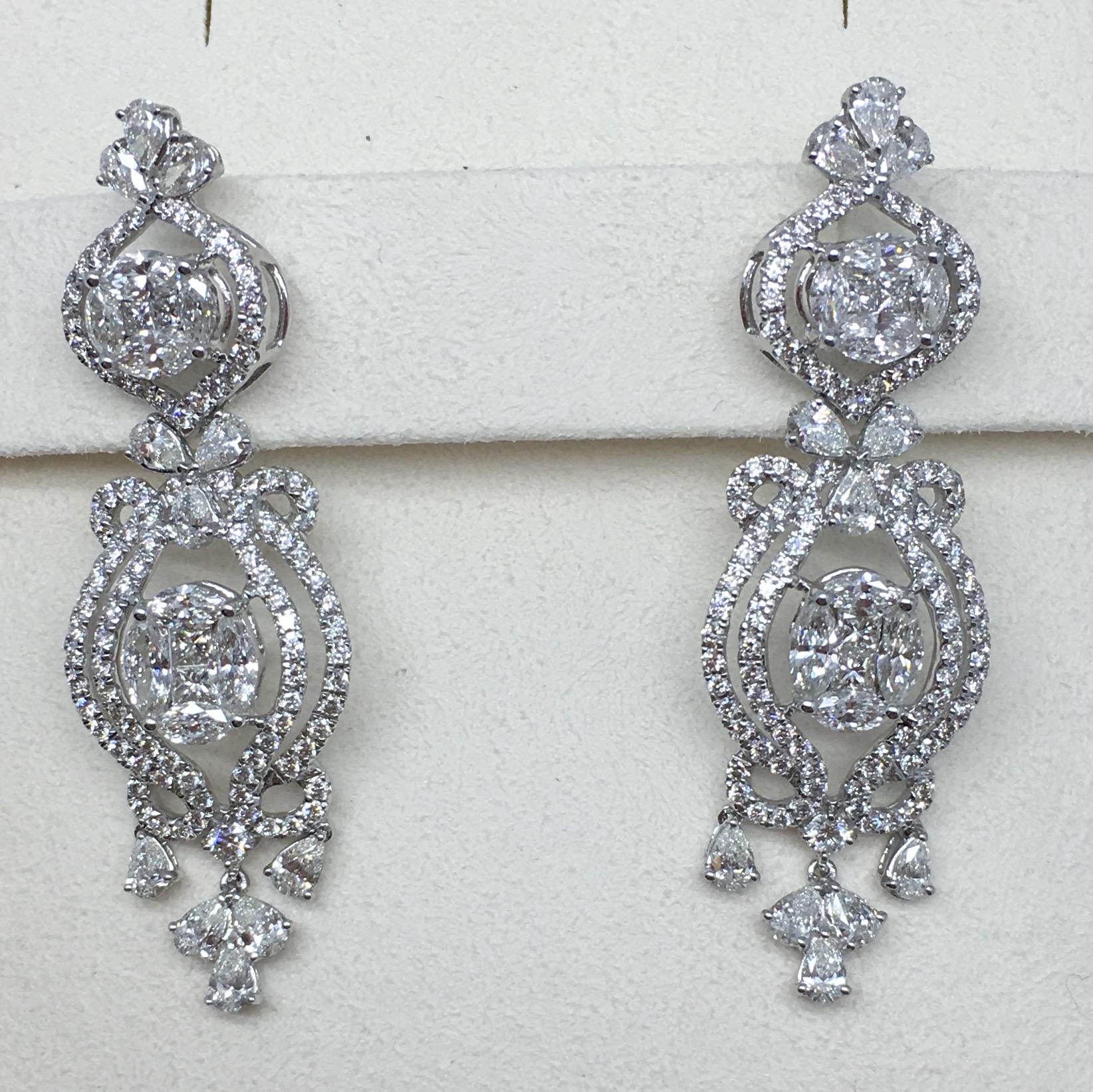 Taille ronde Boucles d'oreilles en or blanc 18 carats et diamants dorés en vente