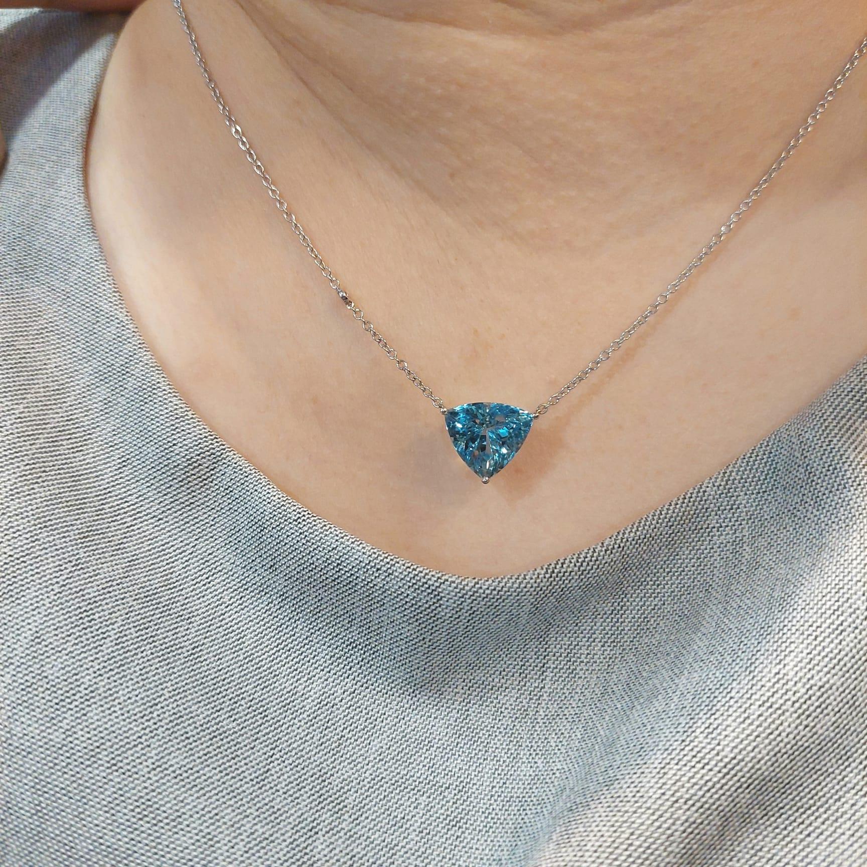 18K Weißgold Diamant-Halskette mit Aquamarin
Der Aquamarin, der strahlend blaue Geburtsstein des Monats März, hat einen der einzigartigsten Farbtöne unter den Edelsteinen. Seine satte Farbe ist seit langem ein Symbol für Jugendlichkeit, Gesundheit