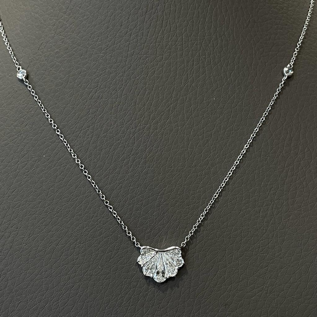Moderne GILIN Collier pendentif en or blanc 18 carats avec diamants en vente