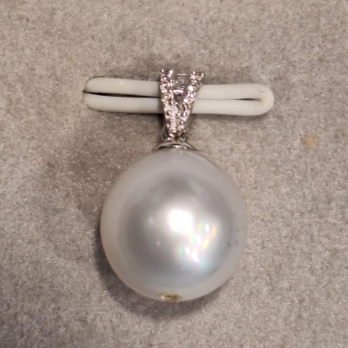 GILIN 18K White Gold Diamond Pendant with Pearl

Pearls symbolize loyalty, integrity, generosity, and purity, elegant and unique.
The pendant setting with pearl total weight 2.20gm, the diamond total weight 0.04ct, made in 18K gold.
