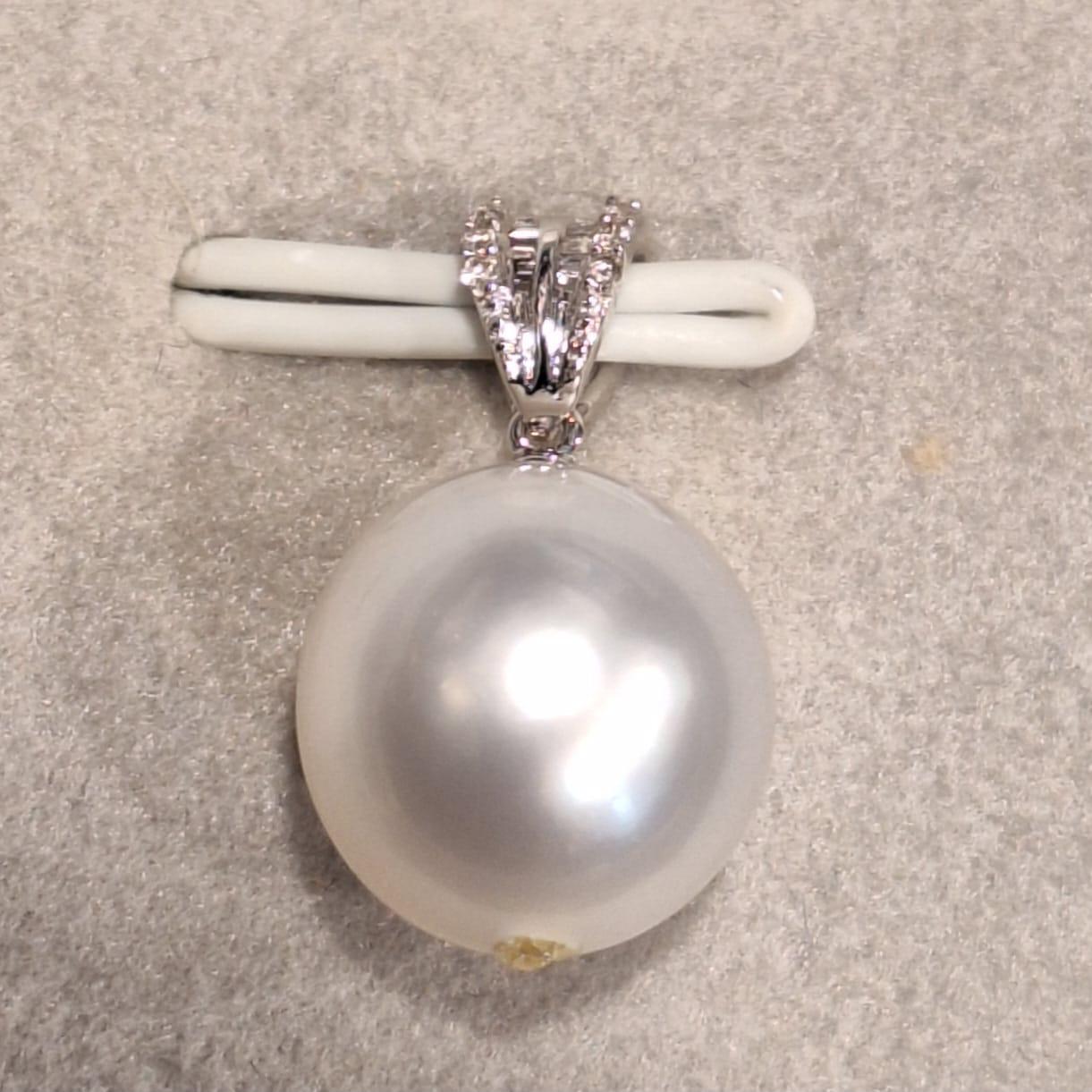 GILIN 18K White Gold Diamond Pendant with Pearl

Pearls symbolize loyalty, integrity, generosity, and purity, elegant and unique.

The pendant setting with pearl total weight 1.92gm, the diamond total weight 0.03ct, made in 18K gold.
