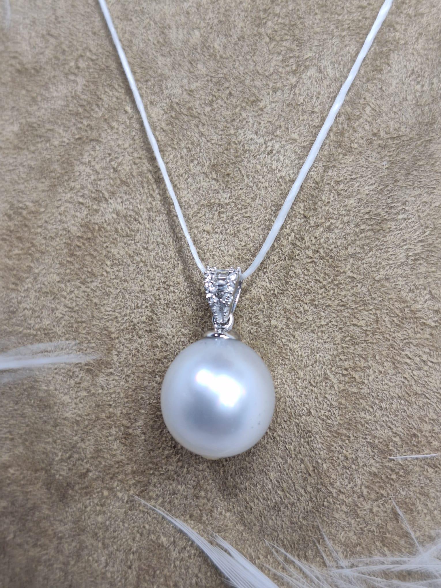 GILIN 18K White Gold Diamond Pendant with Pearl In New Condition For Sale In Central, HK