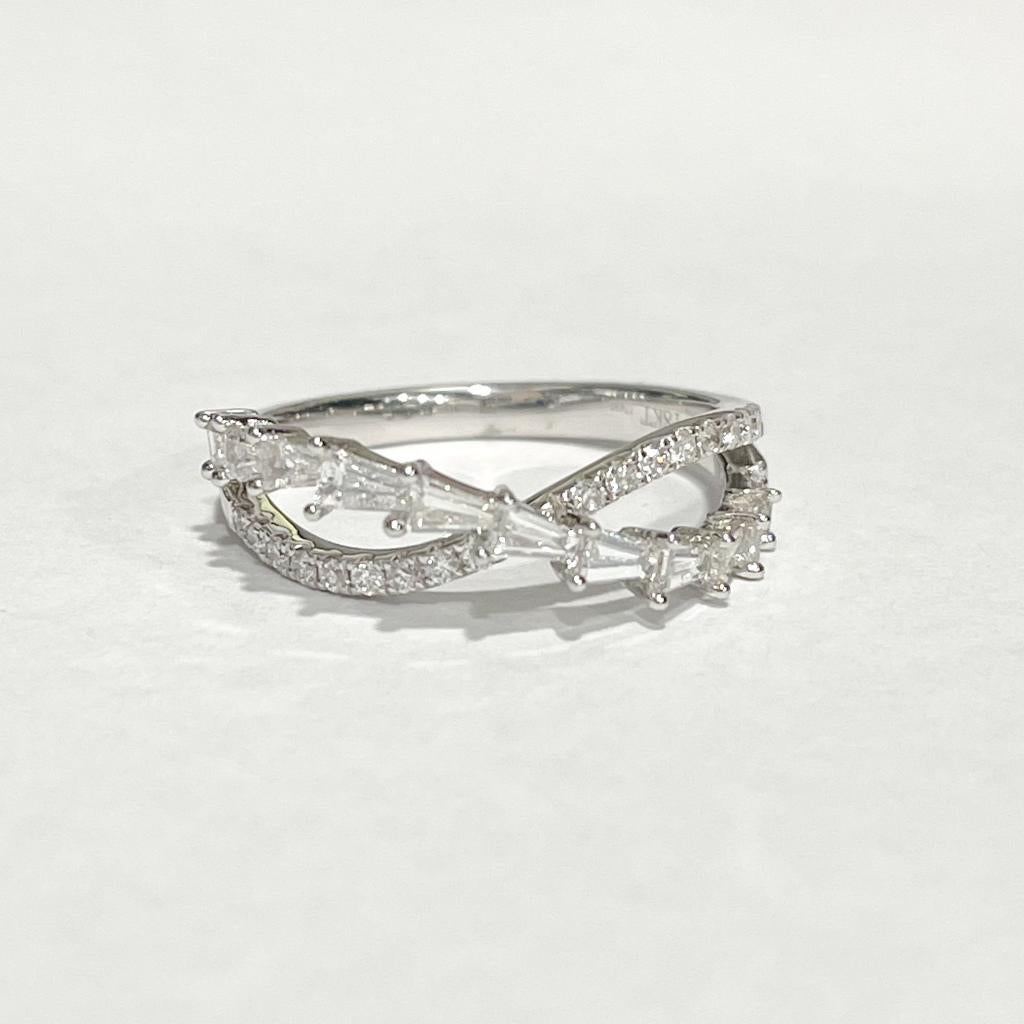 Modern GILIN 18K White Gold Diamond Ring For Sale