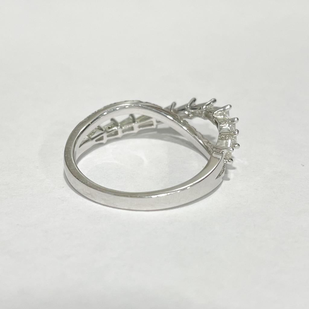 Brilliant Cut GILIN 18K White Gold Diamond Ring For Sale