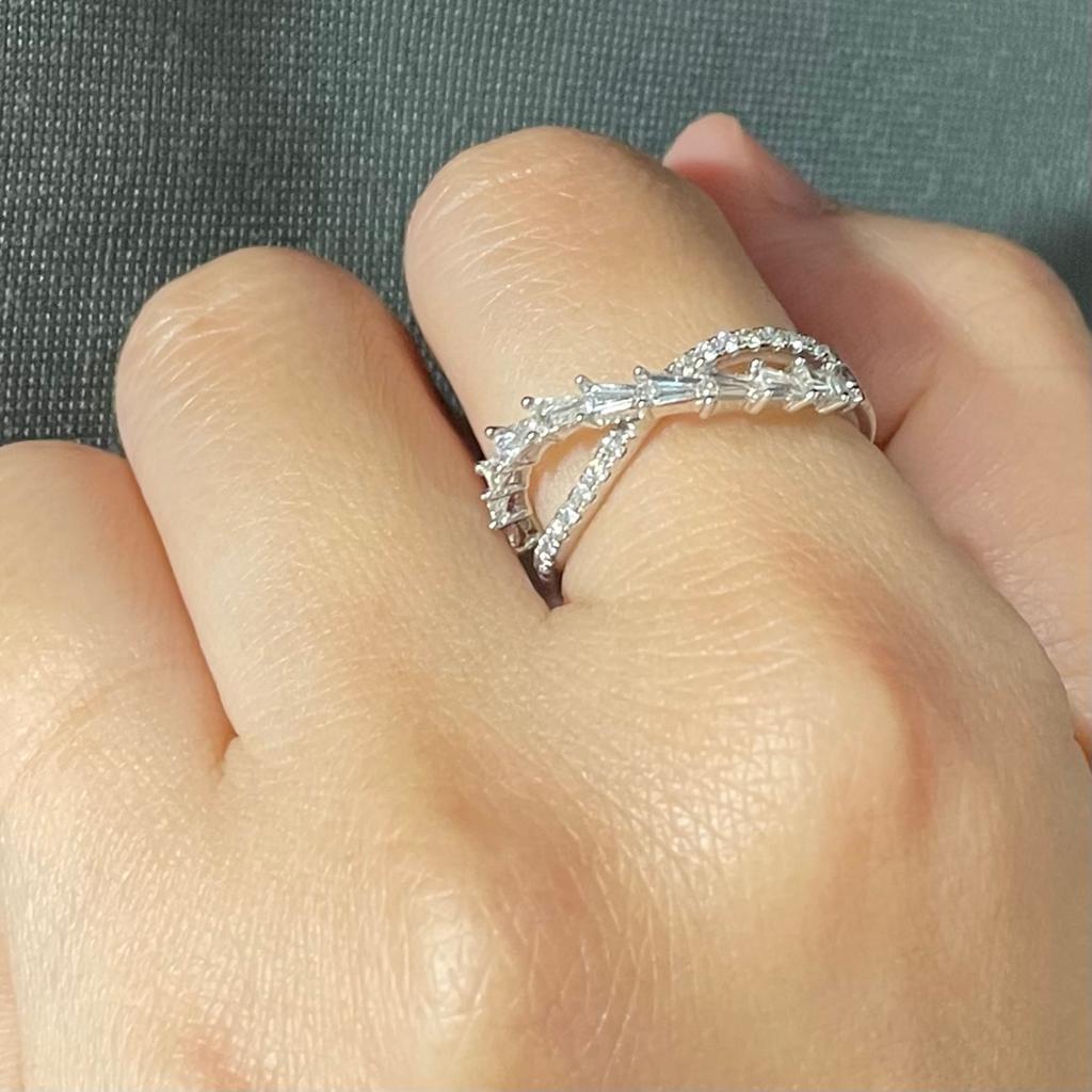 Women's GILIN 18K White Gold Diamond Ring For Sale