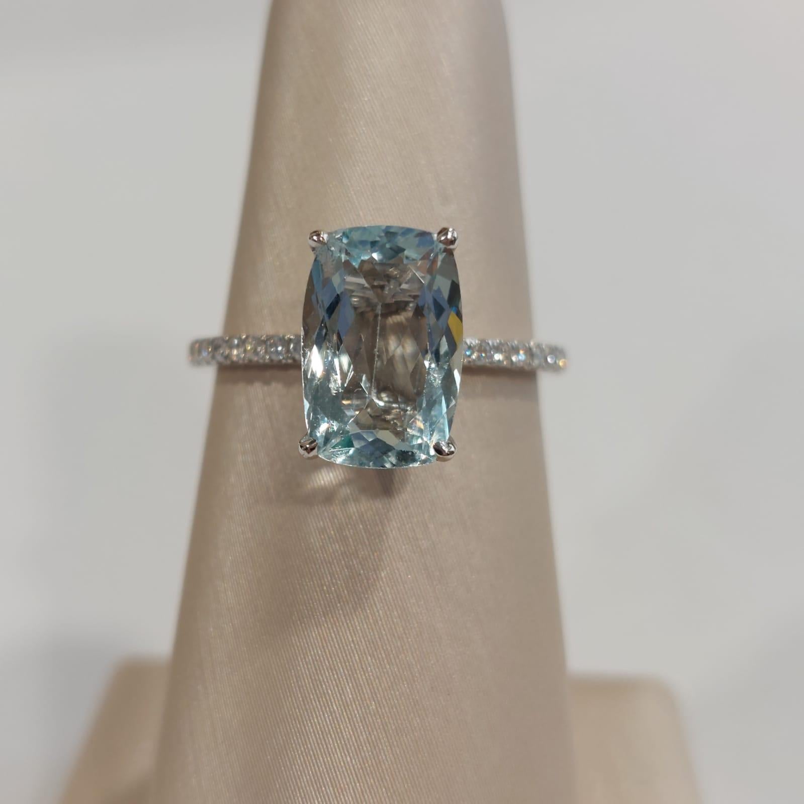 Modern Gilin 18k White Gold Diamond Ring with Aquamarine For Sale