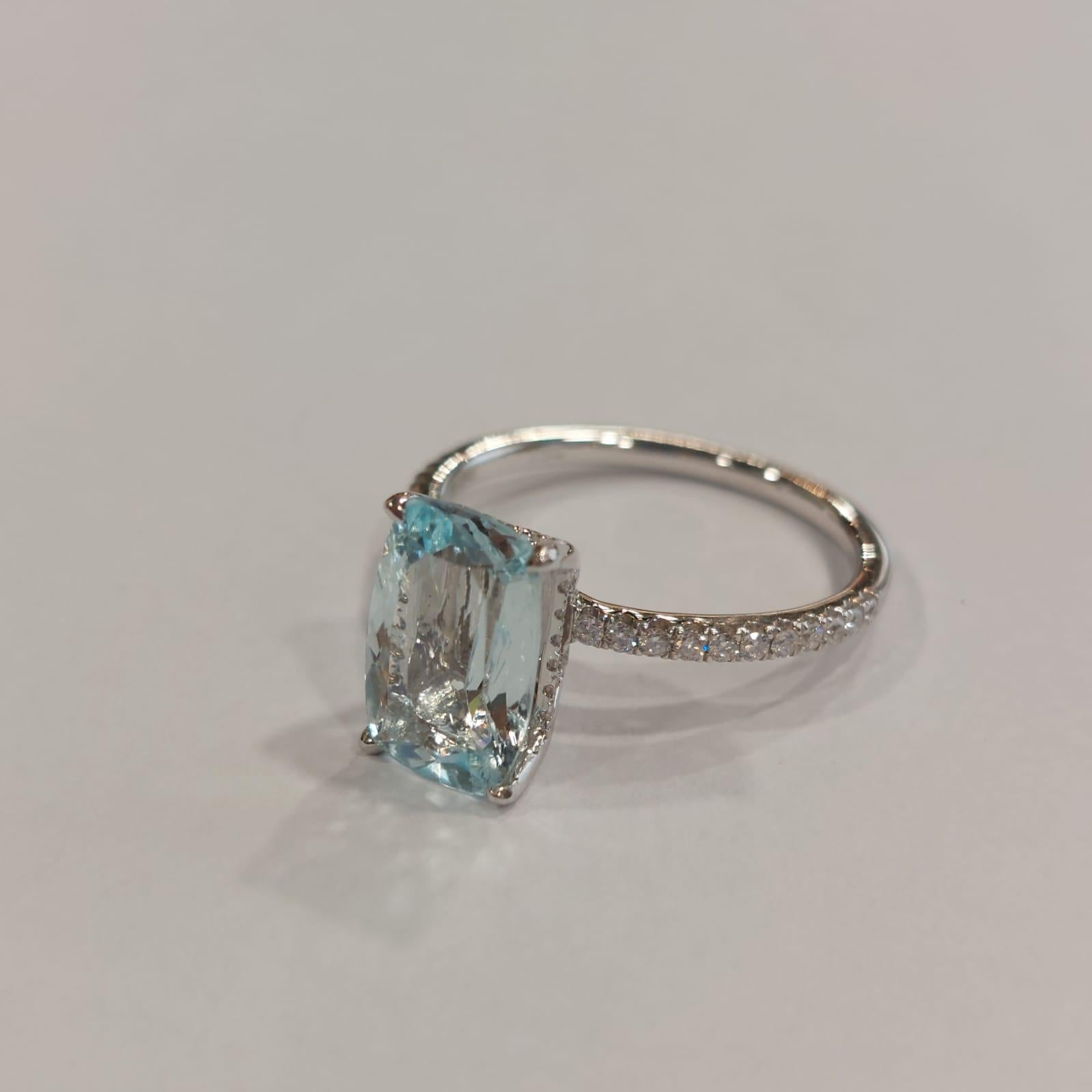 Gilin 18k White Gold Diamond Ring with Aquamarine For Sale 1
