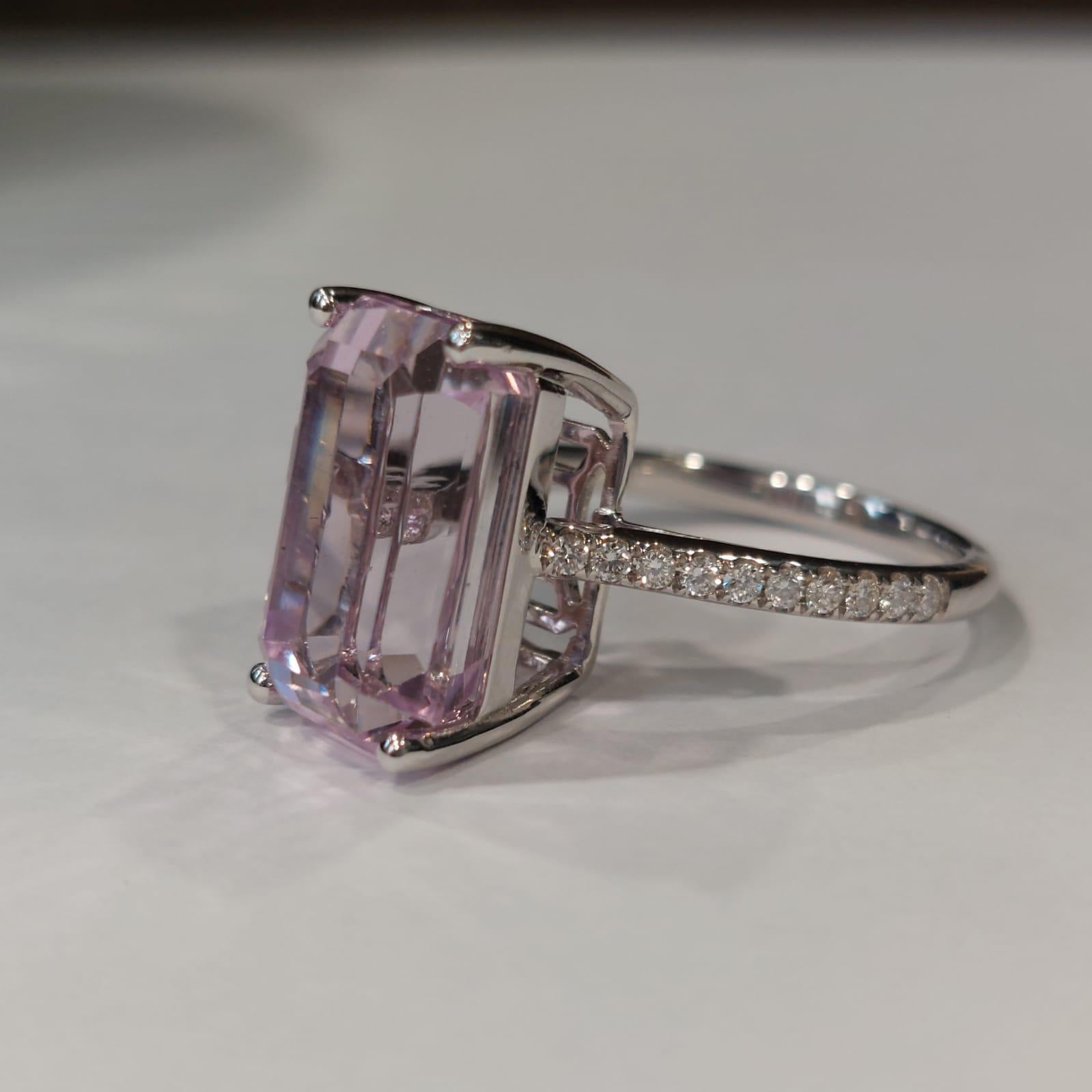 Gilin 18k White Gold Diamond Ring with Kunzite In New Condition For Sale In Central, HK