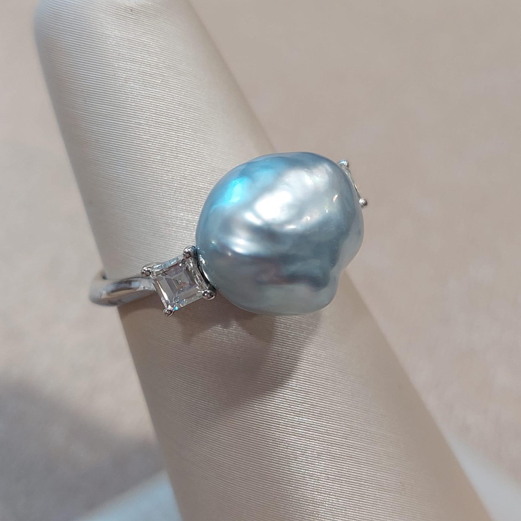Weiße Perlen symbolisieren Unschuld, Schönheit, Aufrichtigkeit und Neubeginn. Das macht die weiße Perle zu einem echten Klassiker für Brautschmuck.

Das Zentrum als silberne Keshi-Perle aus Japan, und die Seite Diamant als 2 Stück 0,37 Karat, in 18K