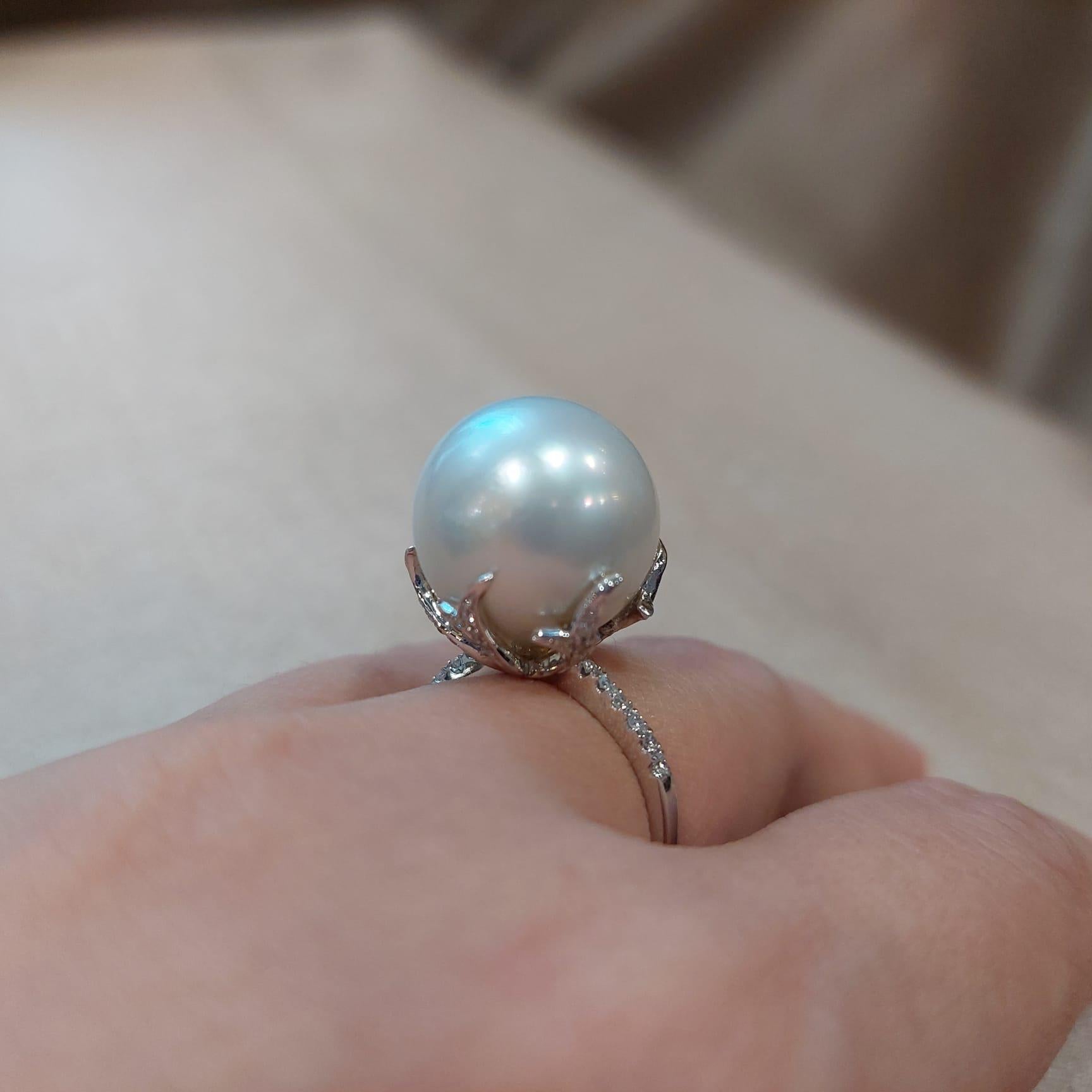Modern Gilin 18k White Gold Diamond Ring with South Sea Pearl For Sale