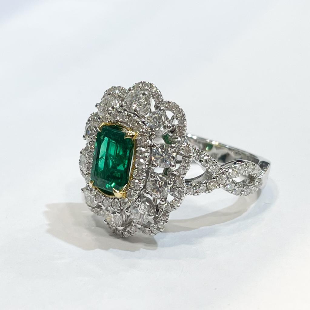 GILIN 18K White Gold Emerald Diamond Ring In New Condition For Sale In Central, HK