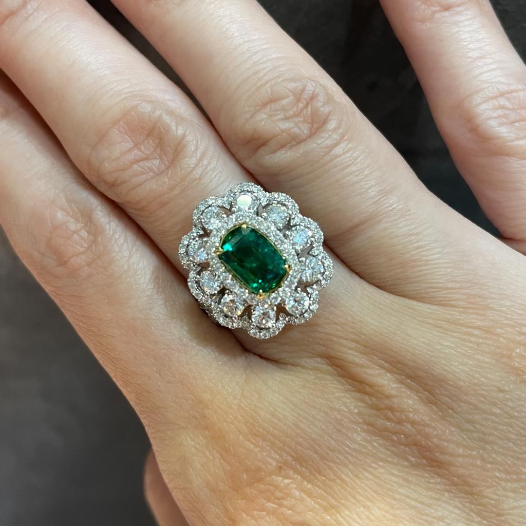 Women's GILIN 18K White Gold Emerald Diamond Ring For Sale