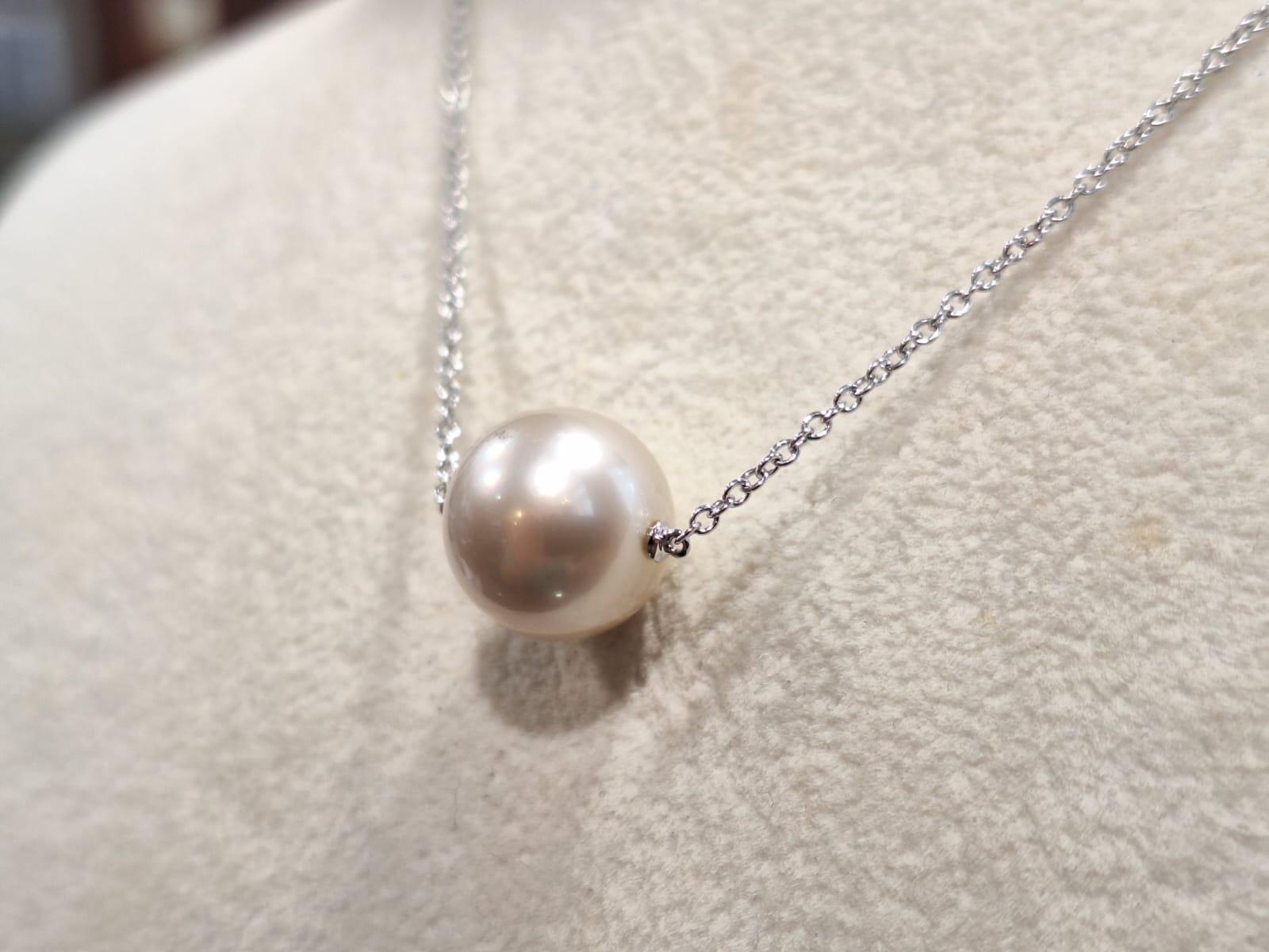 White pearls symbolize innocence, beauty, sincerity, and new beginnings. This is what makes the white pearl a true classic for bridal jewelry.

The south sea pearl the size as 12.75mm.
