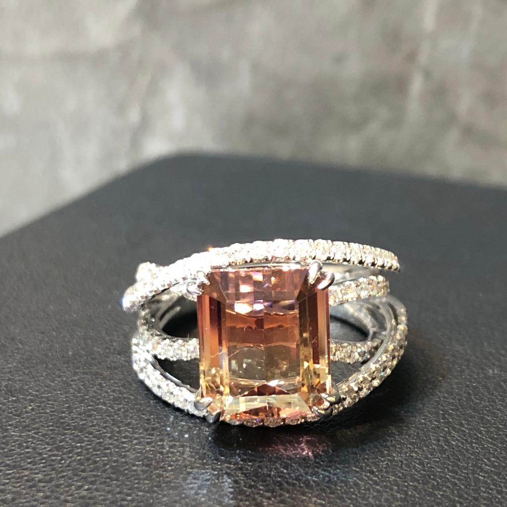 Totalling 86 pieces of brillant cut round diamonds, weighing 0.77 carats, set with 1 piece of beautiful bic- colour tourmaline, weighing 5.18 carats.
Made in 18K white gold.