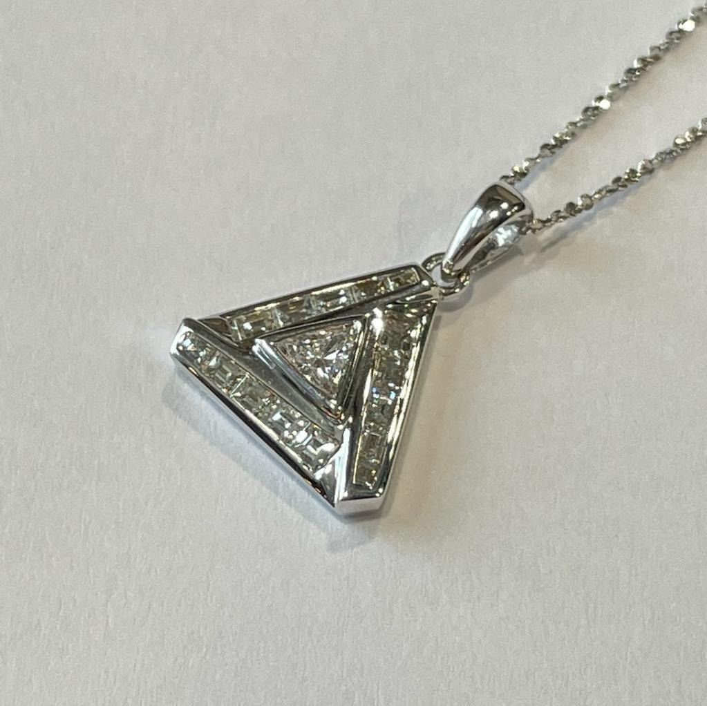 Moderne GILIN Collier pendentif en or blanc 18 carats avec diamants en forme de triangle en vente