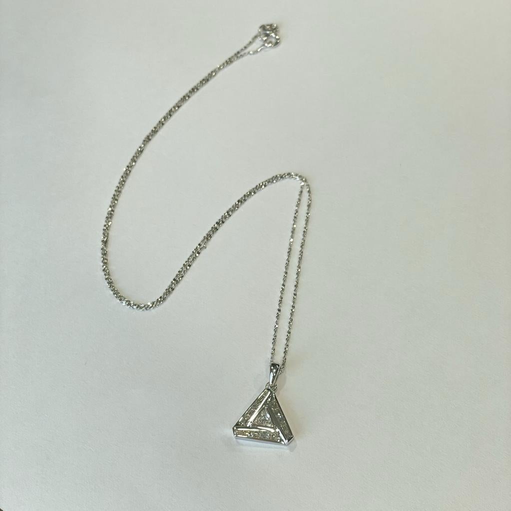 GILIN Collier pendentif en or blanc 18 carats avec diamants en forme de triangle Unisexe en vente