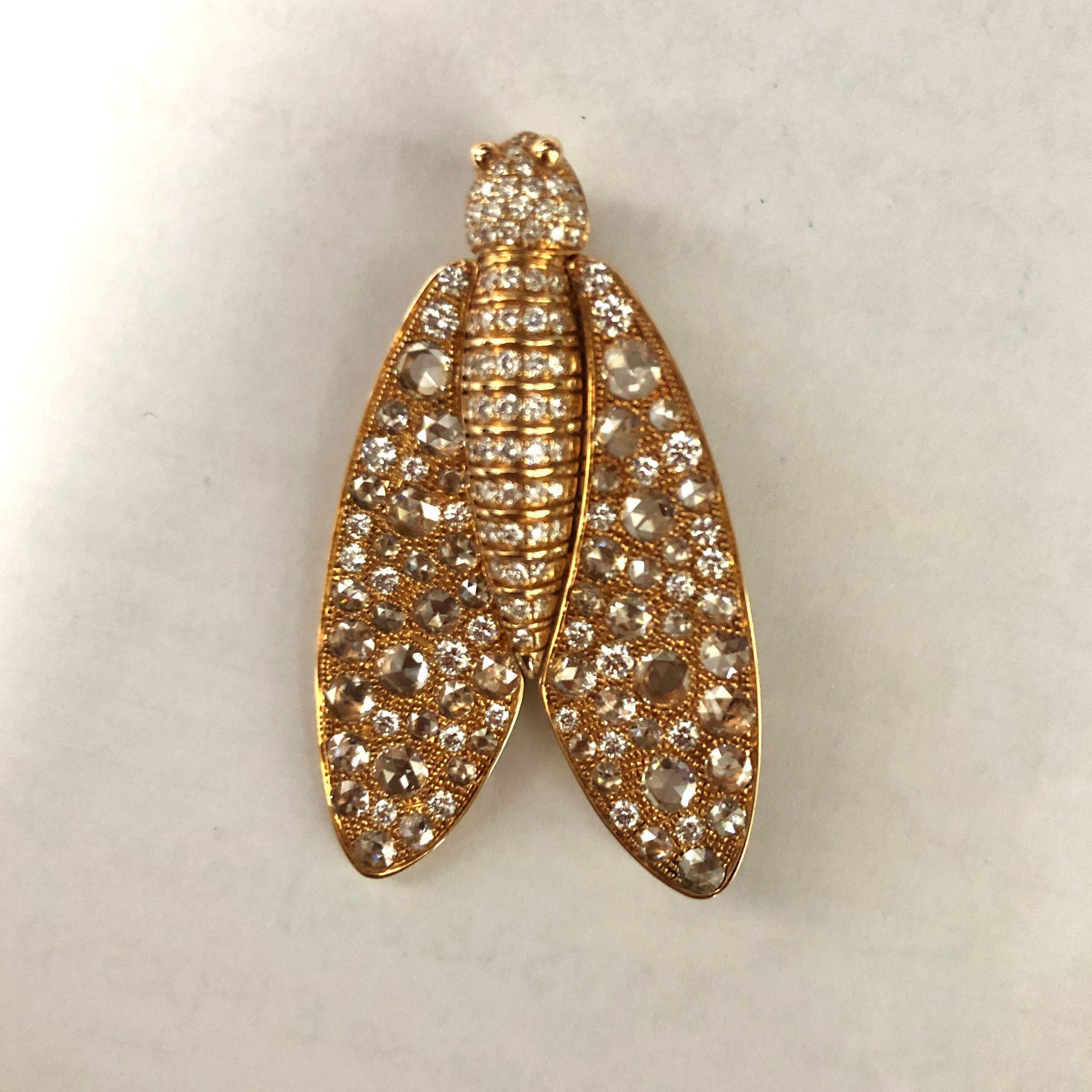 GILIN 18K Yellow Gold Diamond Brooch

Diamonds symbolise clarity and purity, also represent innocence, strength, and true love.

The brooch setting with diamond total weight 3.61ct, made in 18K gold.

