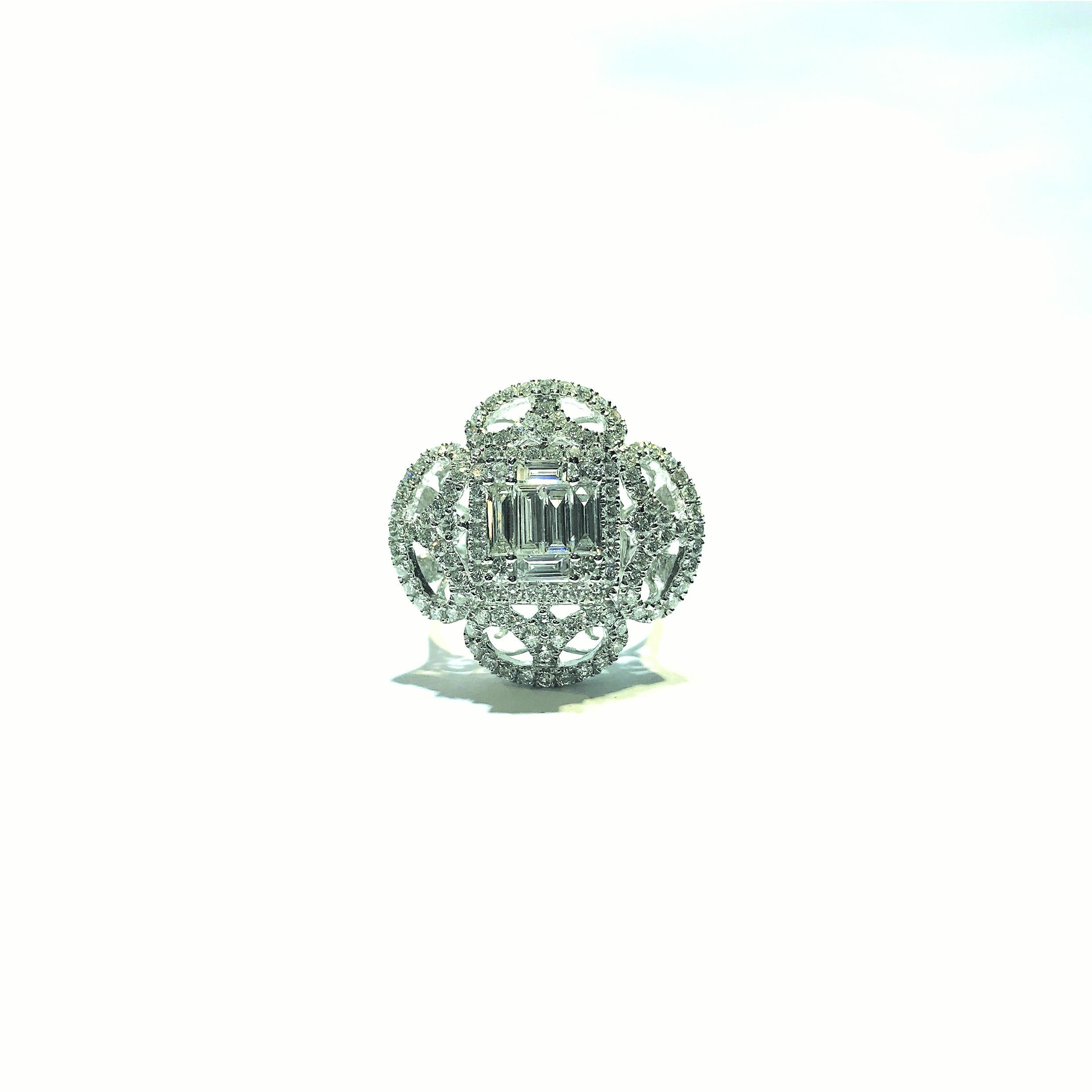 

GILIN- LILI MAGIC 18kw ( poids ) bague cocktail avec diamants baguette illusion au centre. Ta meilleure bague en diamant !

Hauteur : 23 mm / Largeur : 24 mm / Profondeur : 8,74 mm / Taille de l'anneau : 6 (US)
or blanc 18 carats : 8,31 gm / Poids