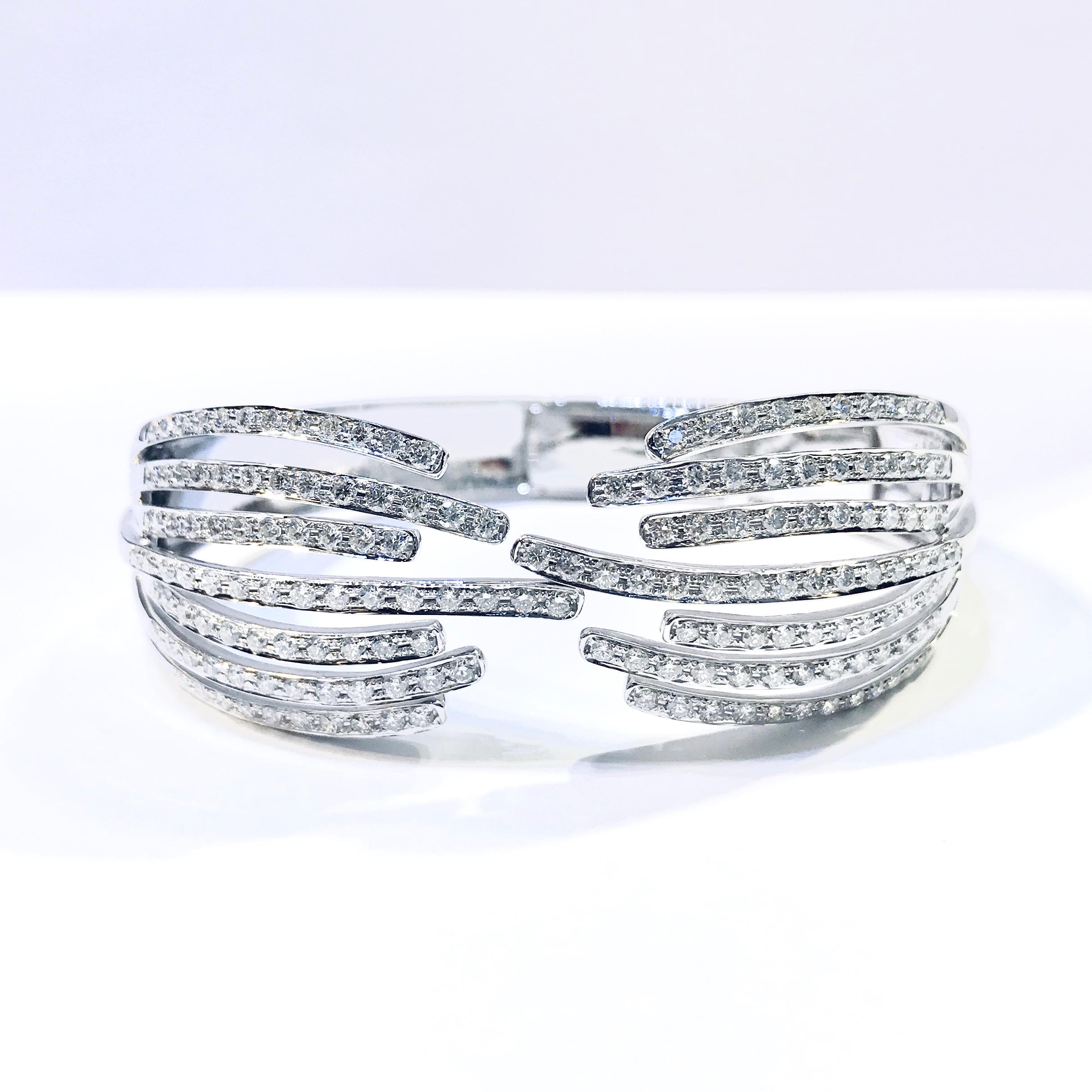 Veins collection- Chic and modern , with the concept of open bangle style, ideas came from veins . Easy to wear and easy to match for day and night look.

Height: 20.95 mm / Width: 59 mm / Depth: 2.53 mm 
Bangle Size - Width: 57 mm
18 Karat White