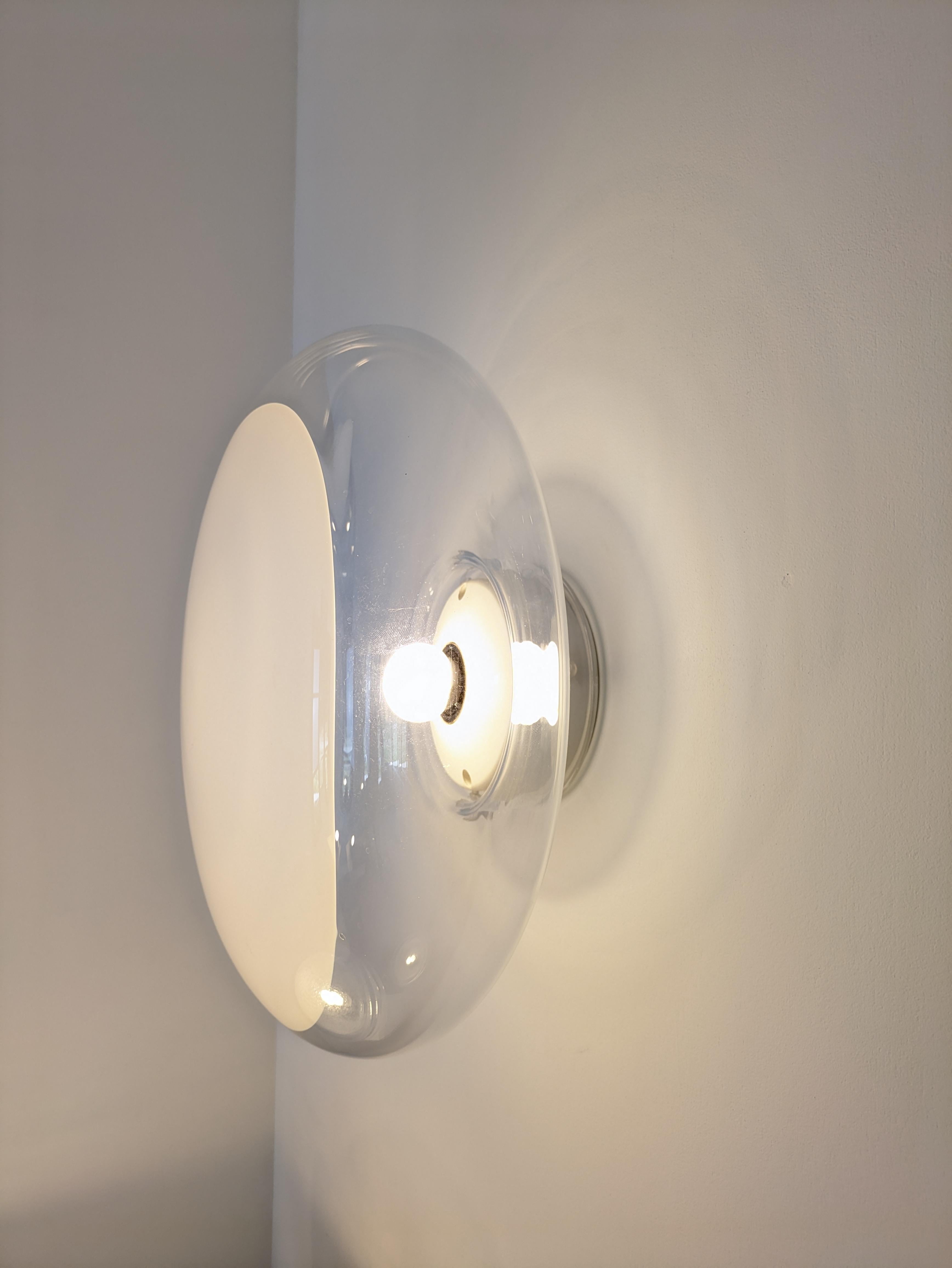 Le modèle Gill de Leucos, conçu par Roberto Pamio, est la première lampe produite par l'entreprise en 1962. Il s'agit d'un simple globe en cristal soufflé avec un point opalin laiteux en son centre. 
Décliné en 4 diamètres : 28cm, 35cm, 40cm et 45cm