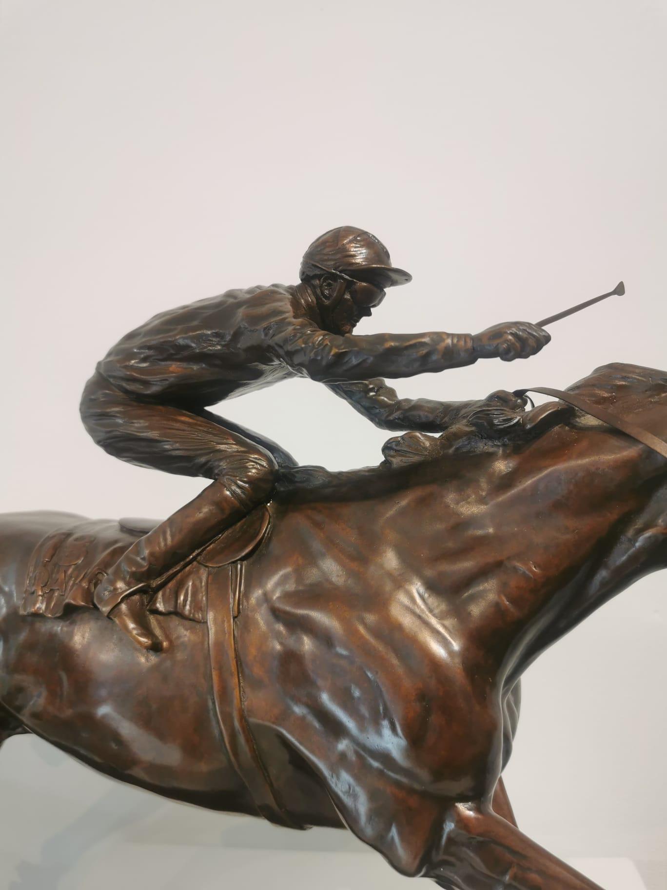 Ver Las Estrellas   Edición limitada Escultura ecuestre de bronce - Figurative Sculpture Oro de Gill Parker 