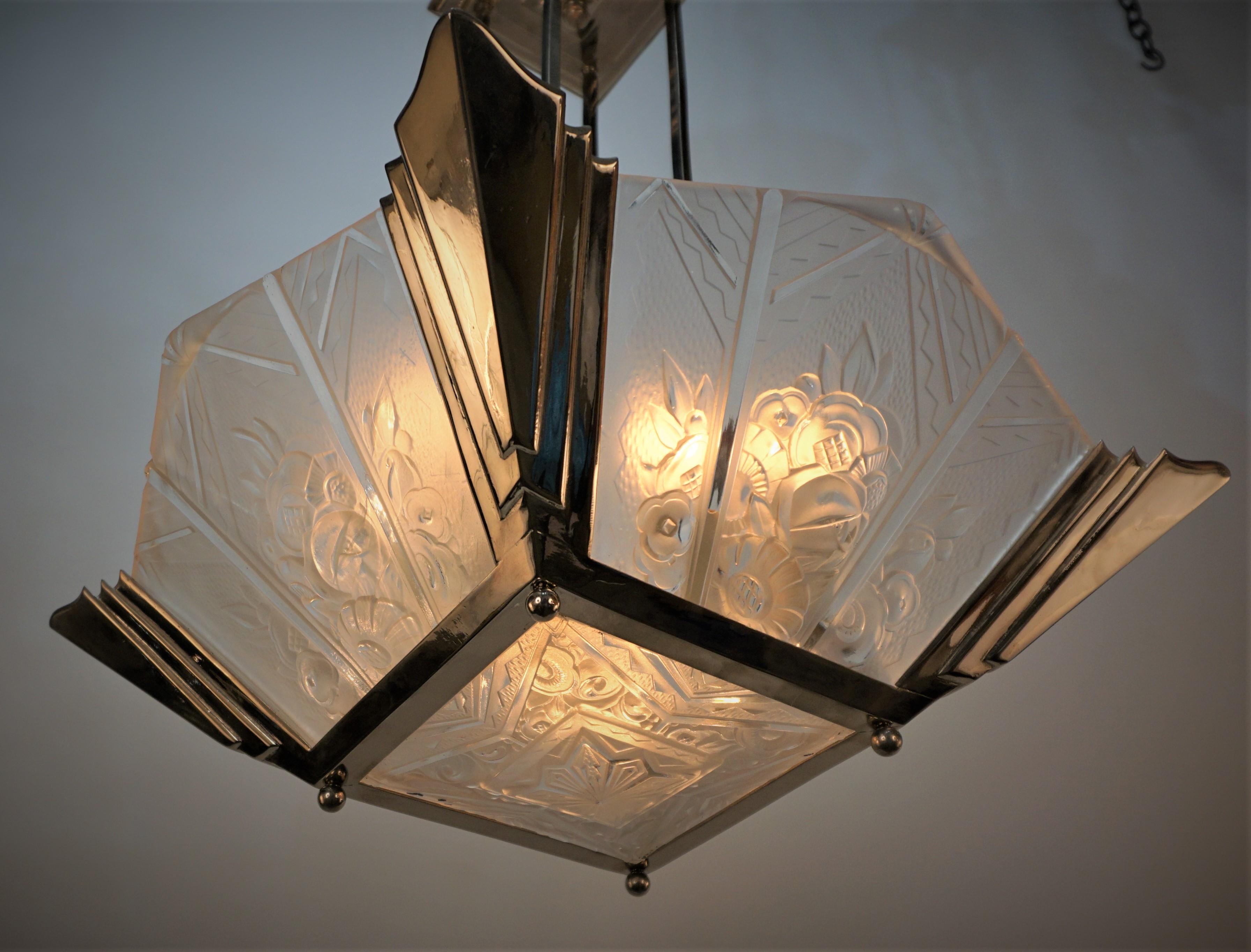 Klares Frostglas im Flora-Art-Deco-Stil mit Nickel auf Bronze-Rahmen.
Insgesamt 10 Lampen mit je maximal 75 Watt.