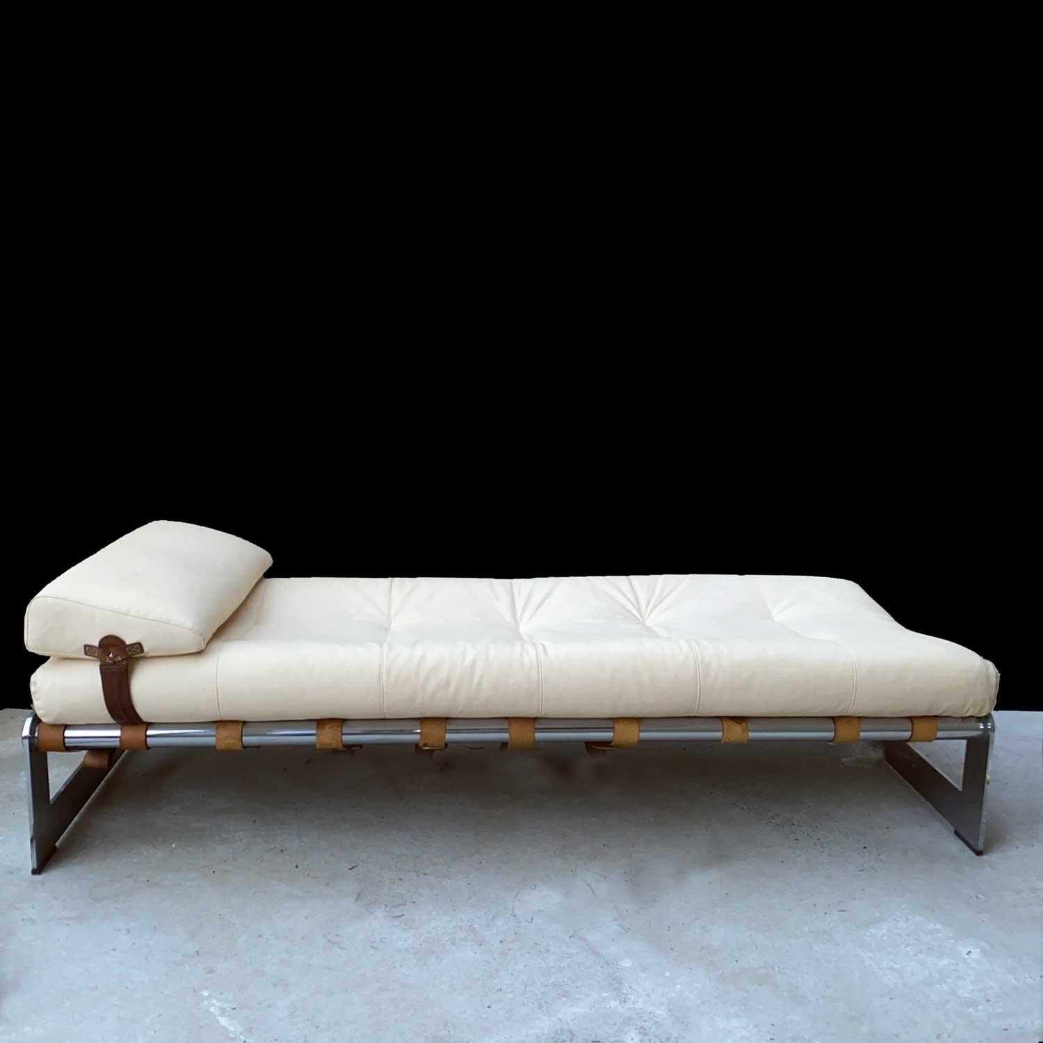 Gilles Bouchez ( 1930)
, berühmter französischer Architekt, hat eine limitierte Serie von Möbeln mit einer Struktur aus Chromstahl und Lederriemen entworfen. Dies ist die Chaiselongue oder das Tagesbett, das seltenste Objekt dieser Produktion.