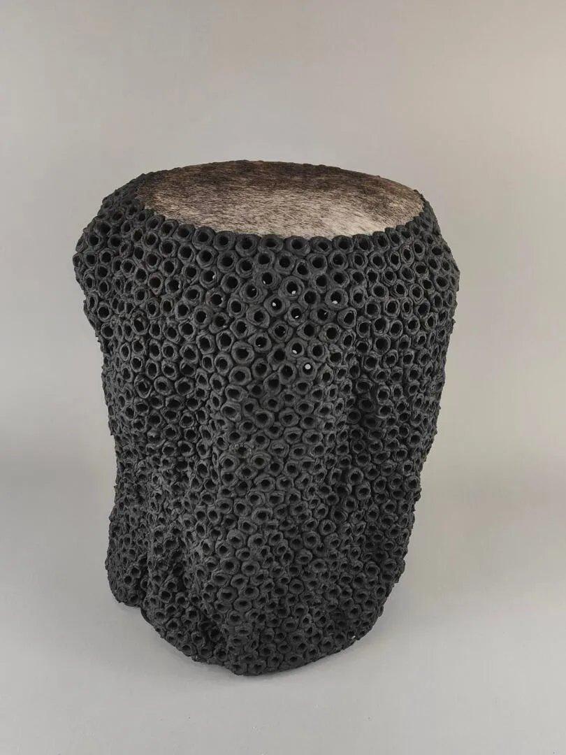 Gilles CAFFIER (1963) ceramic side table, leather top, signed and dated Moderno orgánico en venta