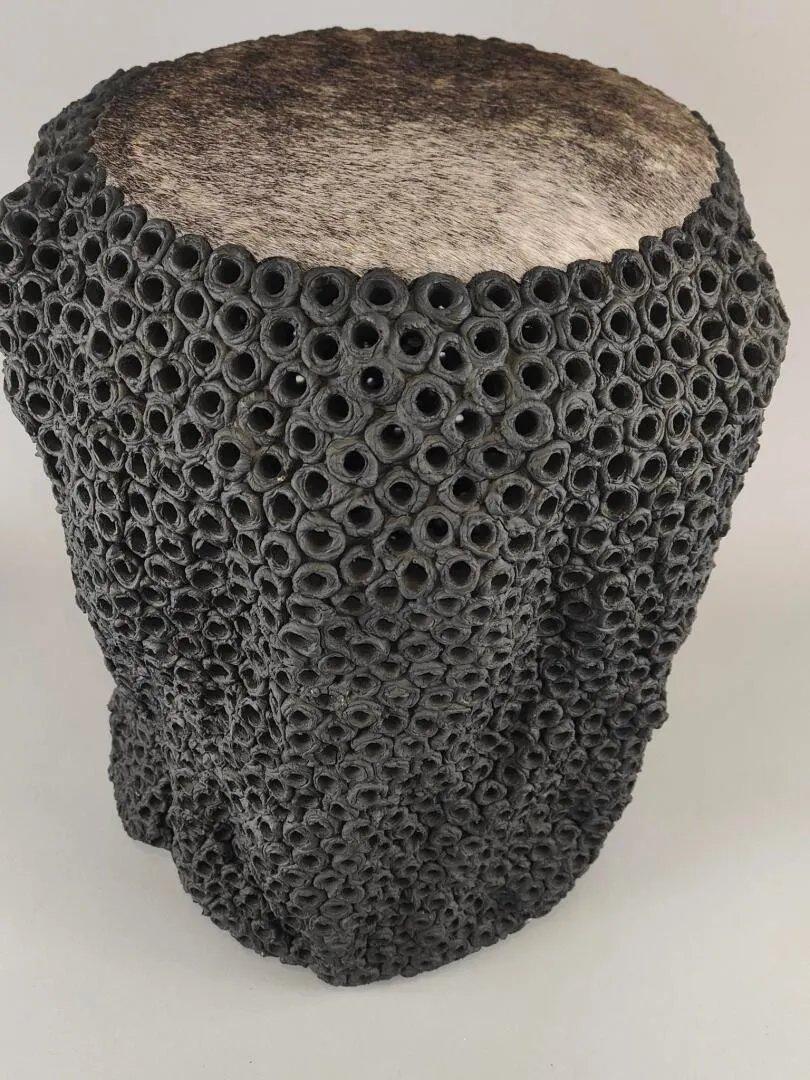 Gilles CAFFIER (1963) ceramic side table, leather top, signed and dated Tailandés en venta