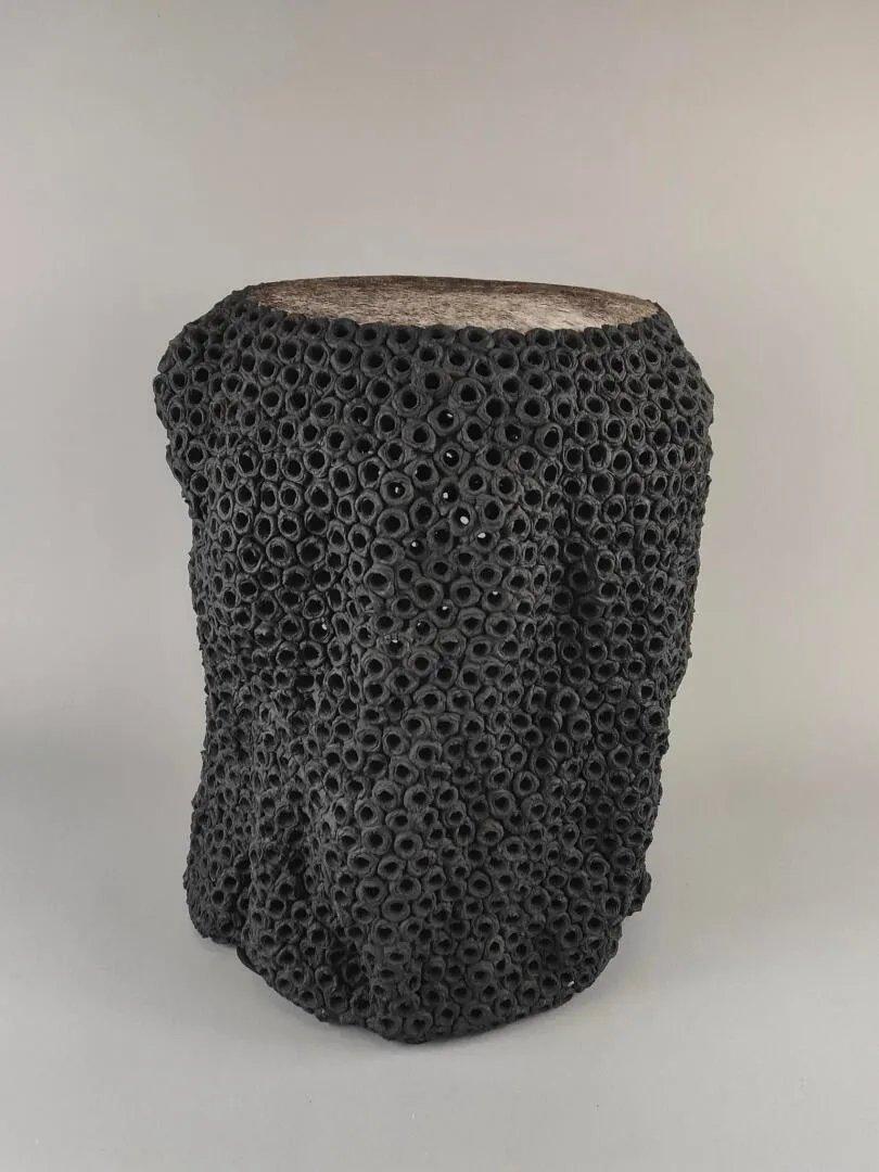 Gilles CAFFIER (1963) ceramic side table, leather top, signed and dated en Bueno estado para la venta en Mouscron, WHT