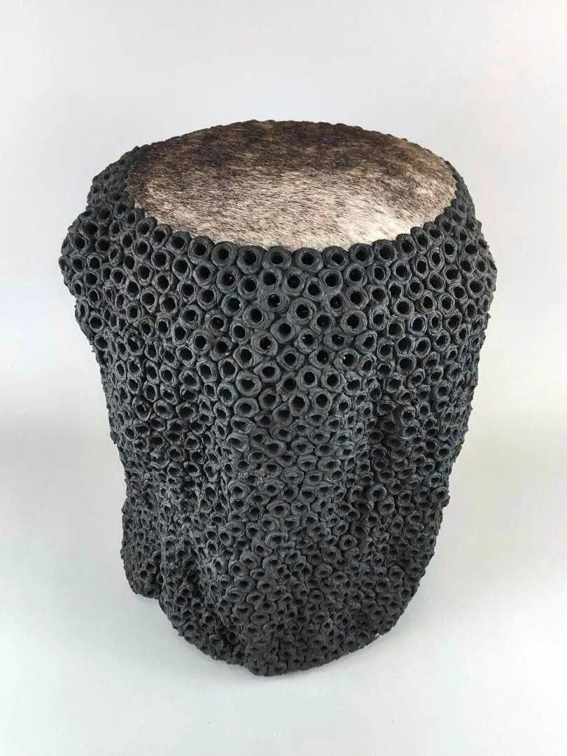 Gilles CAFFIER (1963) ceramic side table, leather top, signed and dated Siglo XXI y contemporáneo en venta