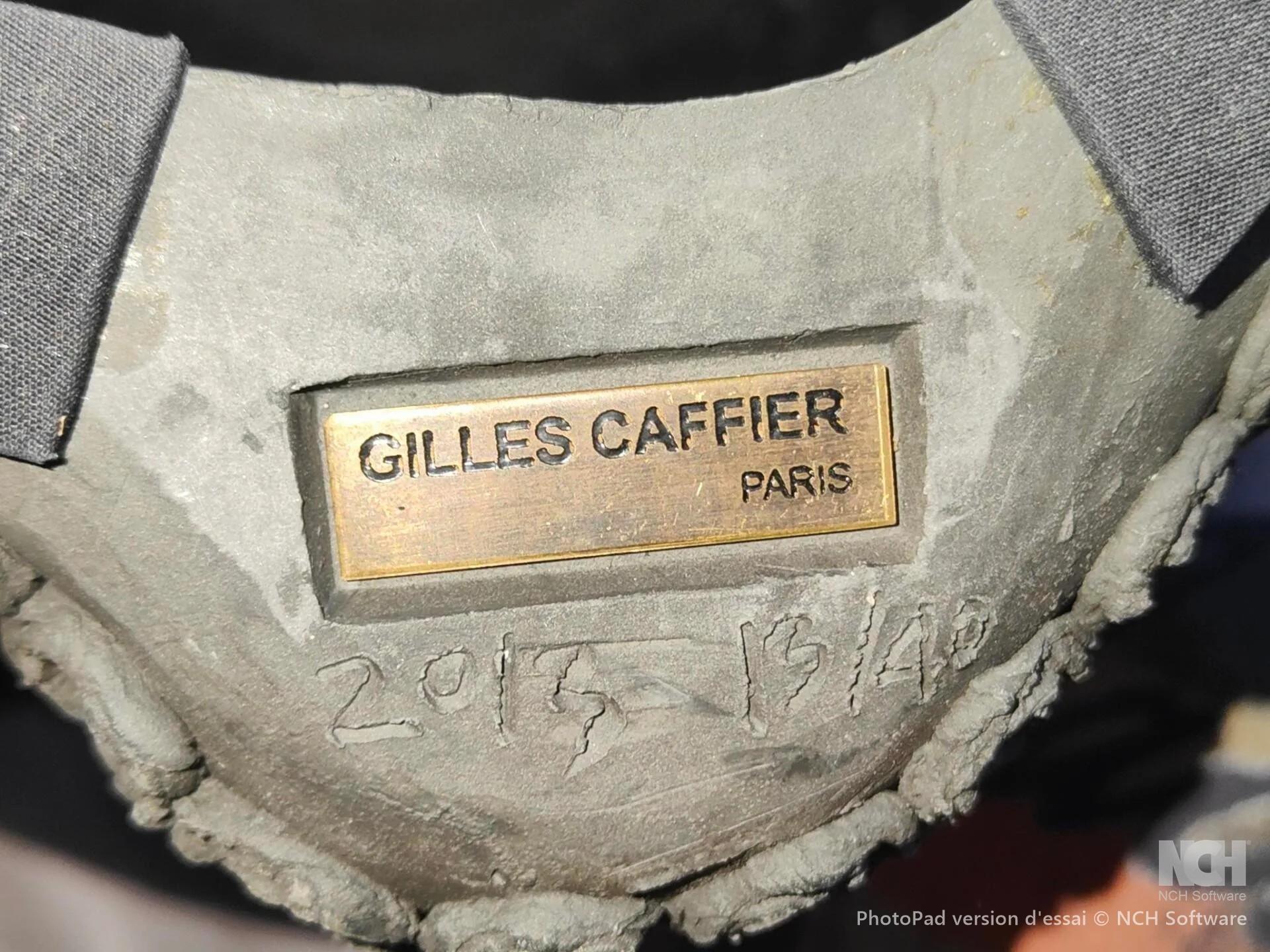 Gilles CAFFIER (1963) Keramikhocker, Lederauflage, signiert und datiert im Zustand „Gut“ im Angebot in Mouscron, WHT