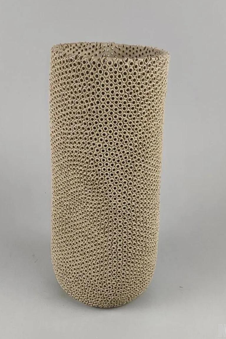 Gilles Caffier (1963)  vase en céramique, signé et daté, numéroté 44/140
daté de 2016
signature manuscrite

Gilles Caffier est un designer français, né en 1963. Il a notamment été directeur artistique de l'école de stylisme S Mode au Japon. Gilles
