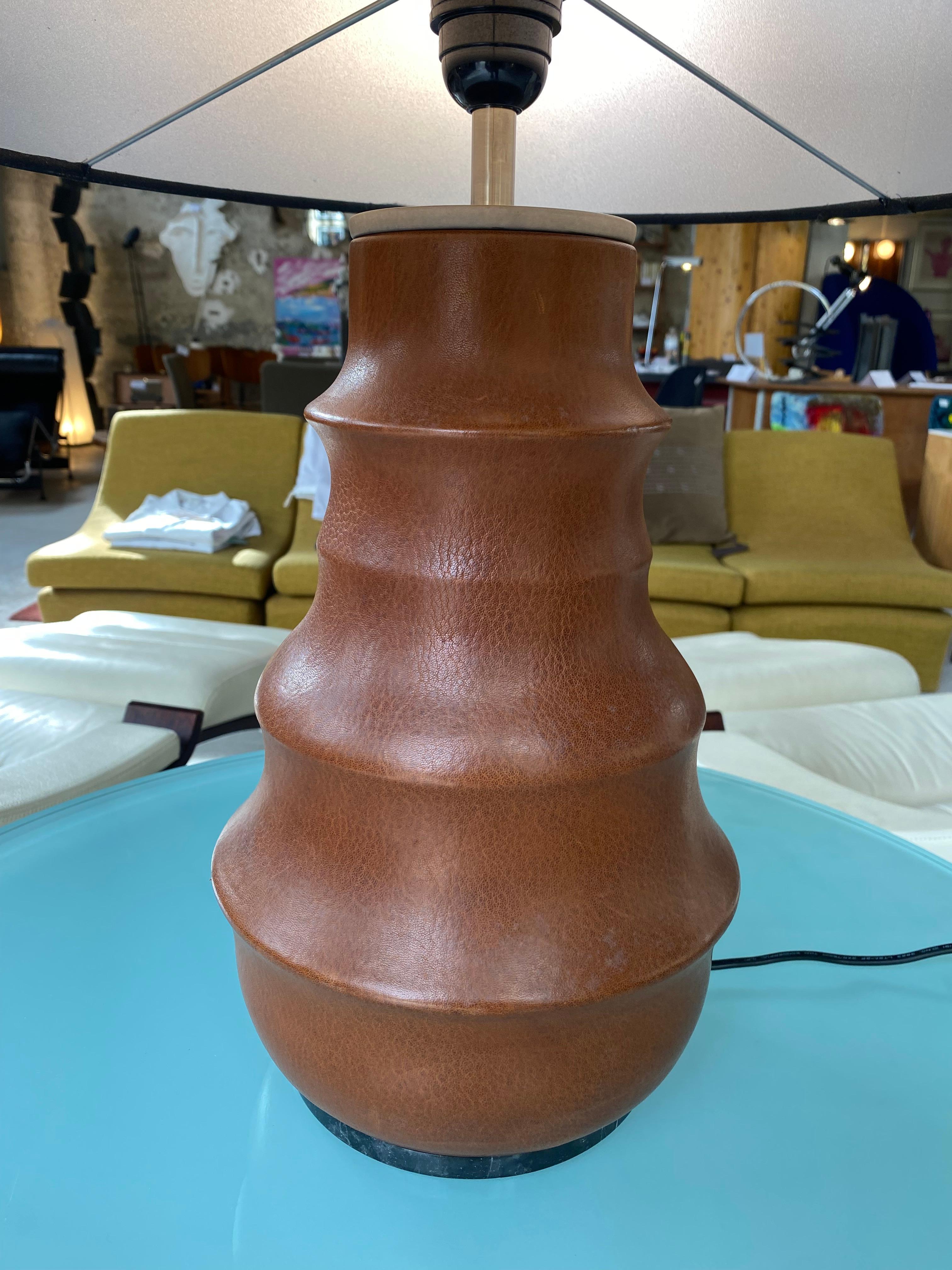 Lampe en cuir Gilles Caffier signée Excellent état - En vente à Saint Ouen, FR