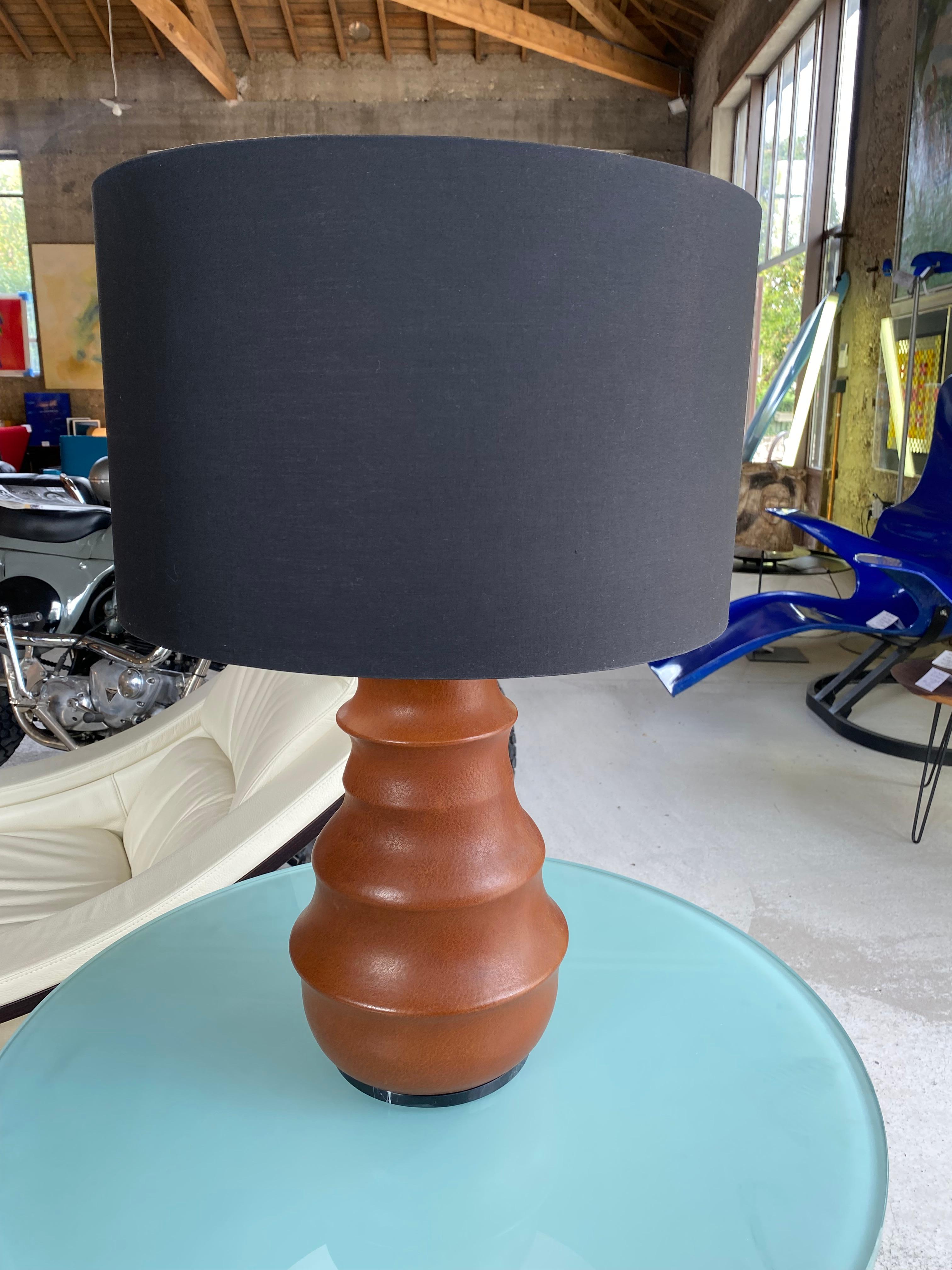 XXIe siècle et contemporain Lampe en cuir Gilles Caffier signée en vente