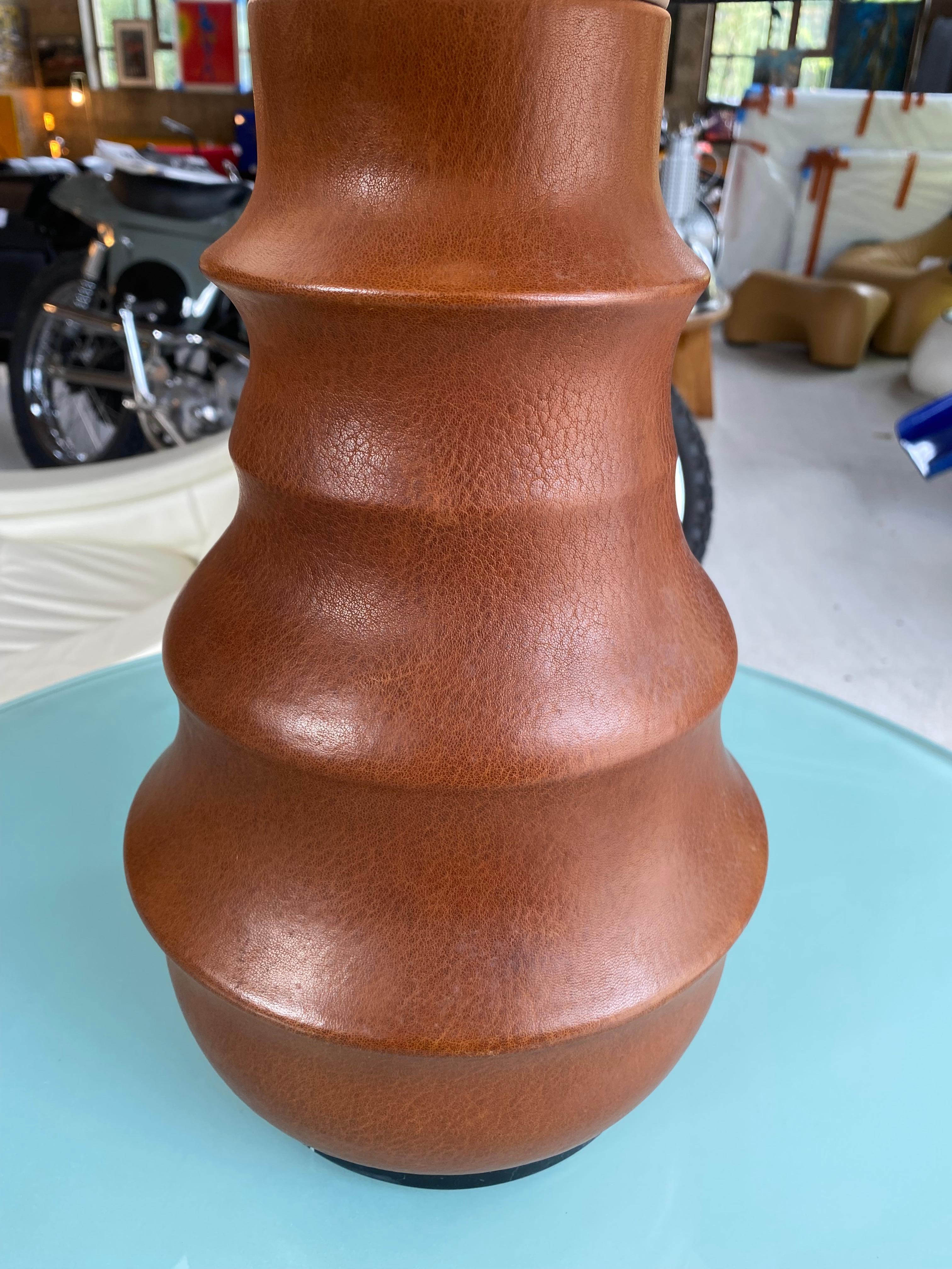 Cuir Lampe en cuir Gilles Caffier signée en vente