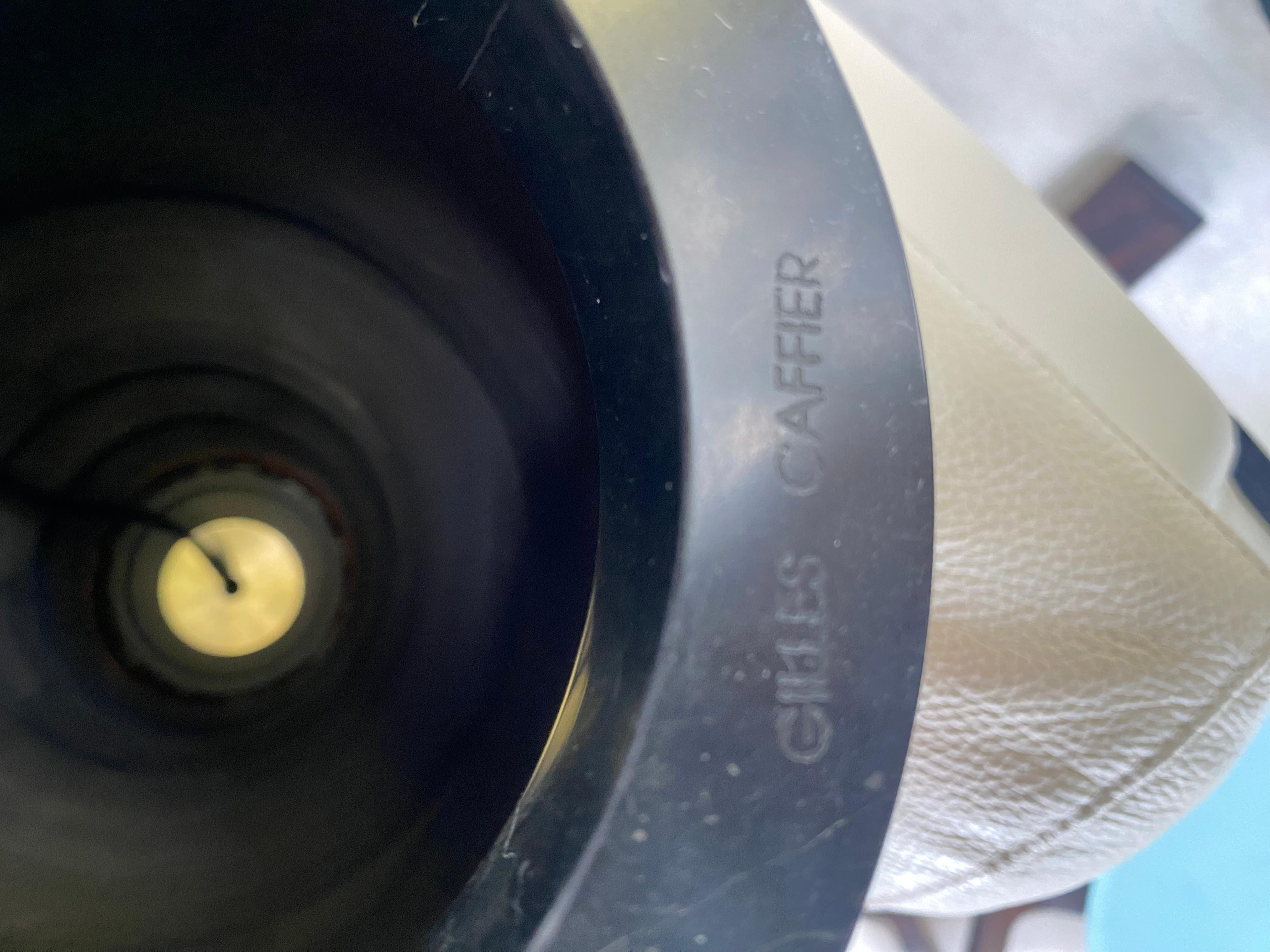 Lampe en cuir Gilles Caffier signée en vente 2