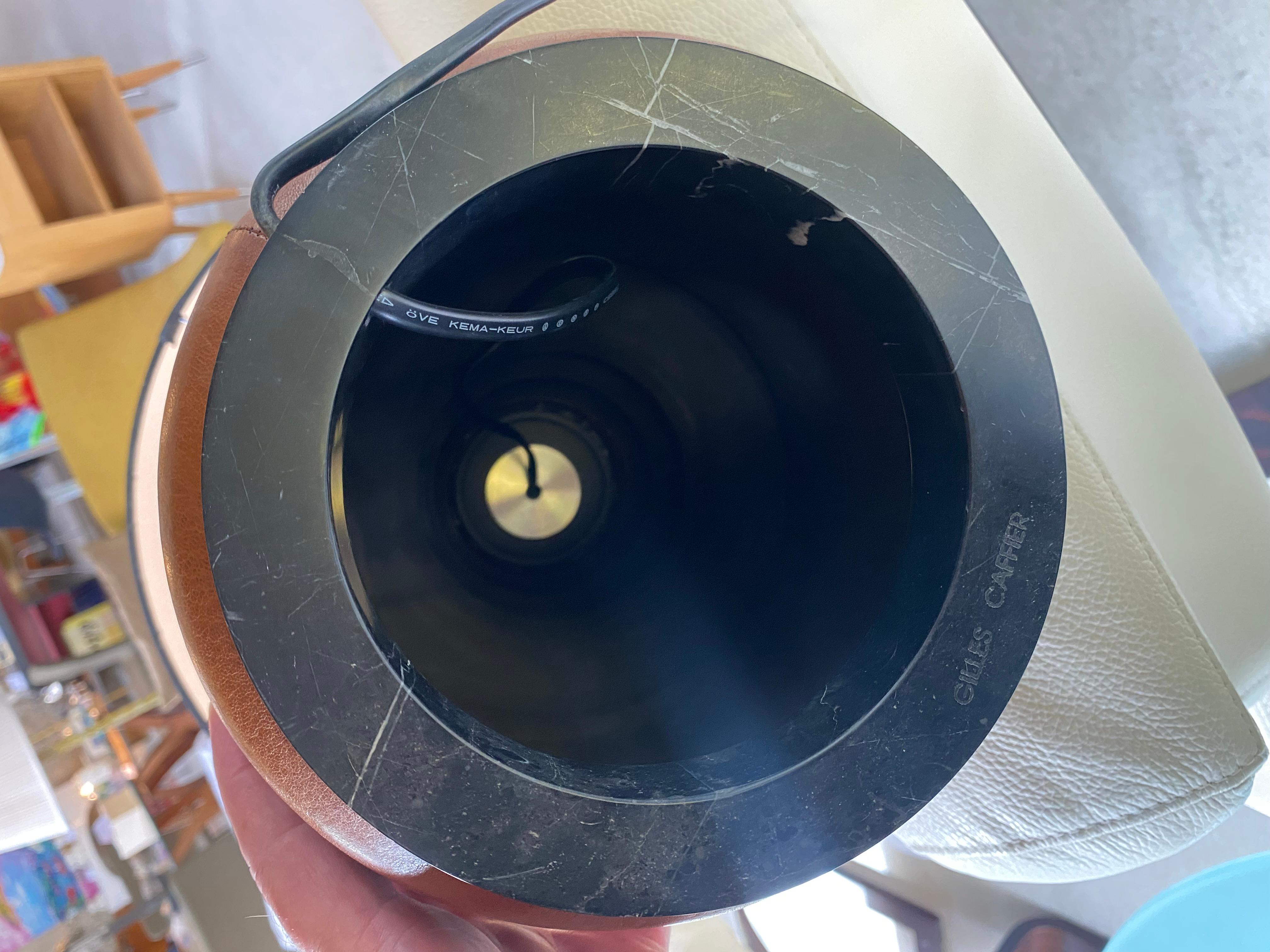 Lampe en cuir Gilles Caffier signée en vente 3