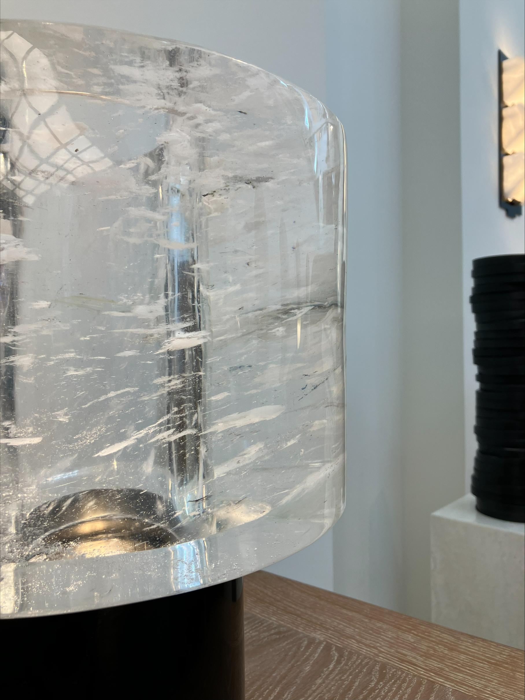 Belle, élégante et saisissante. Cette lampe à poser de Gilles Caffier est une belle pièce de design, qui produit une lumière douce et s'adapte à de nombreux espaces.

